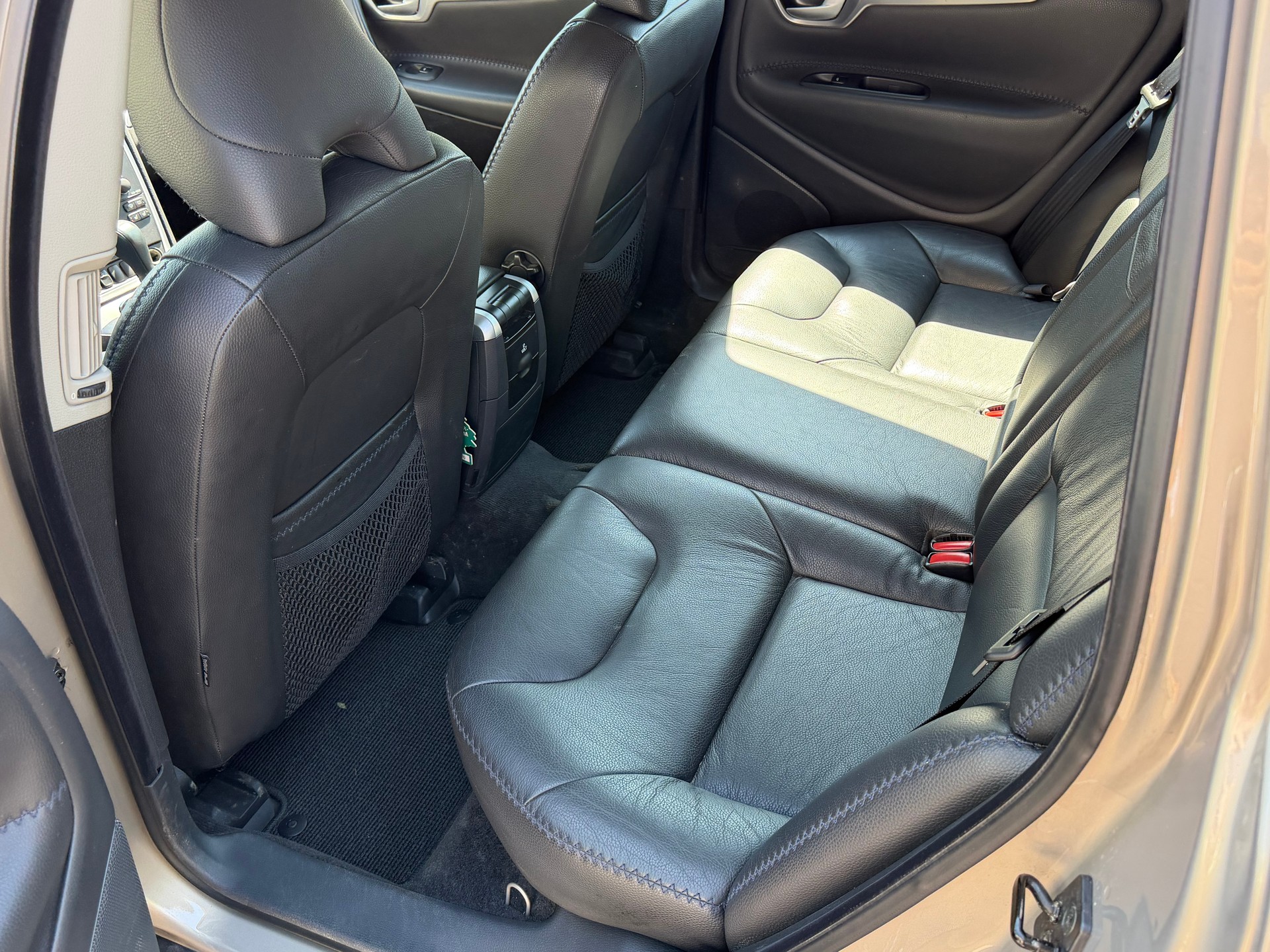 VOLVO XC70 2.5T AWD Momentum-image-9