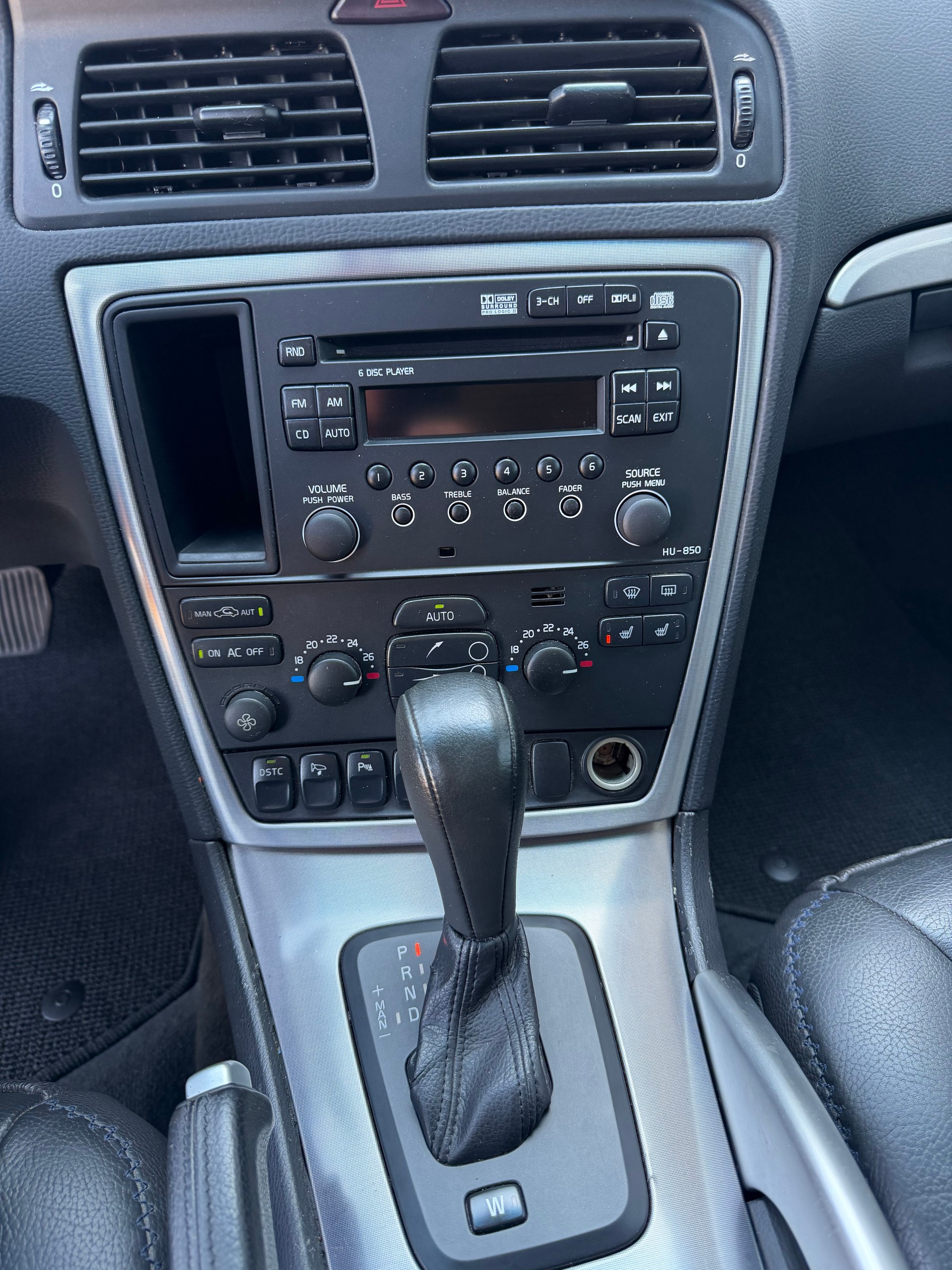 VOLVO XC70 2.5T AWD Momentum-image-7