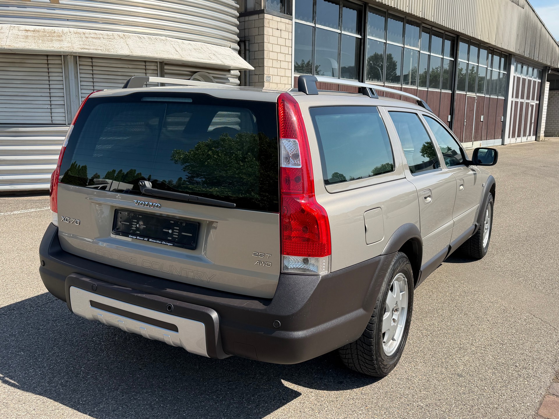 VOLVO XC70 2.5T AWD Momentum-image-3
