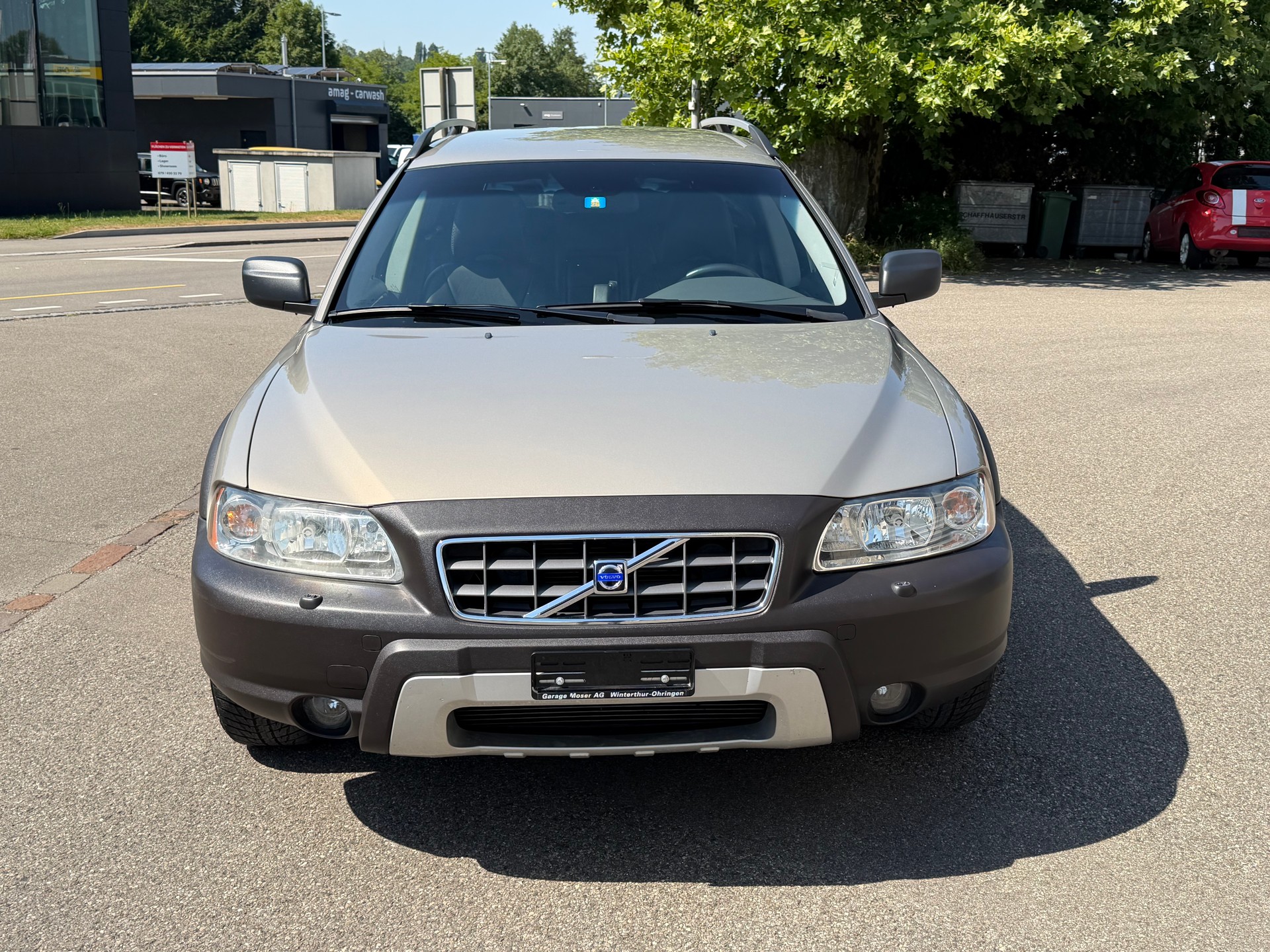 VOLVO XC70 2.5T AWD Momentum-image-1