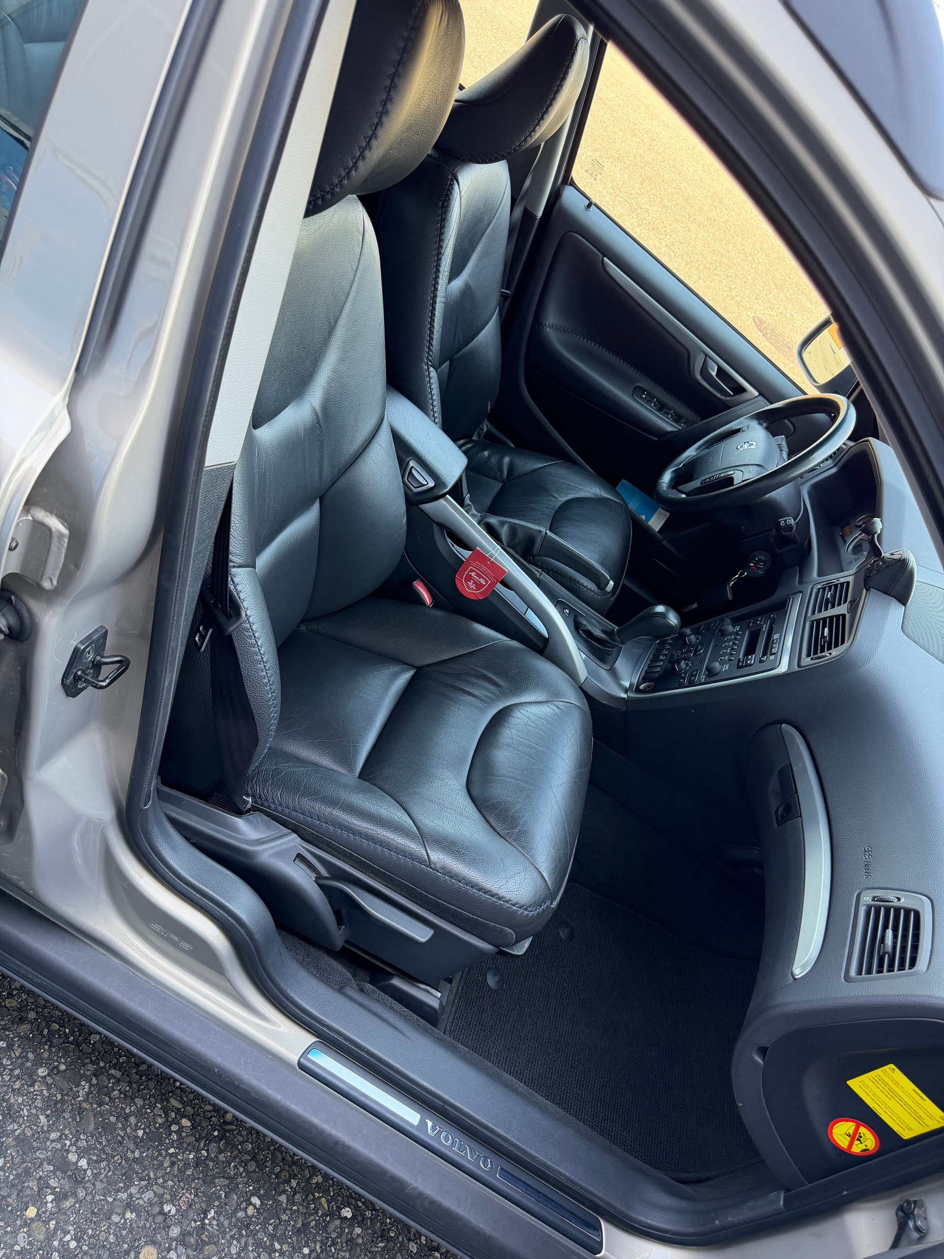 VOLVO XC70 2.5T AWD Momentum-image-8