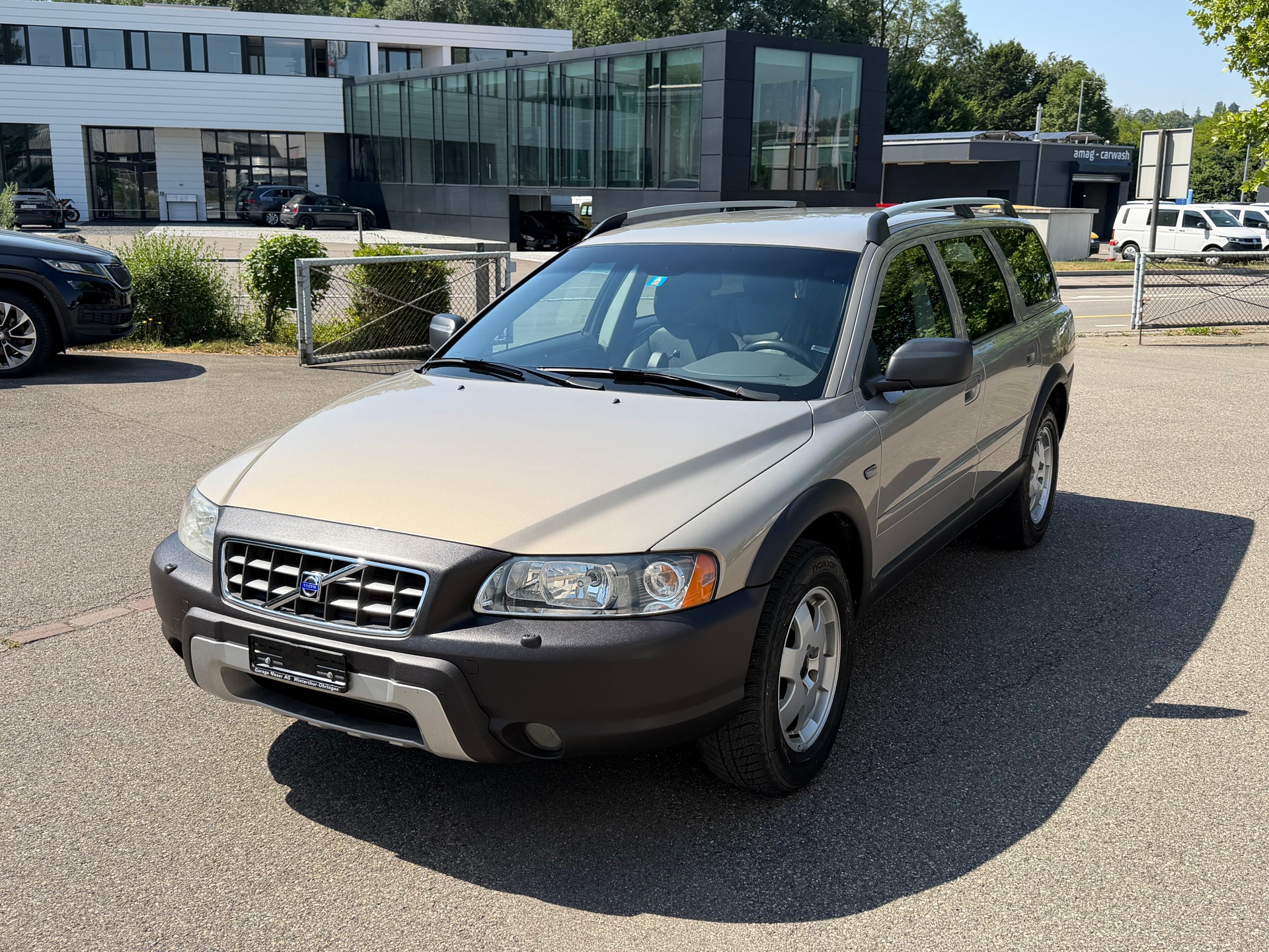 VOLVO XC70 2.5T AWD Momentum-image-0