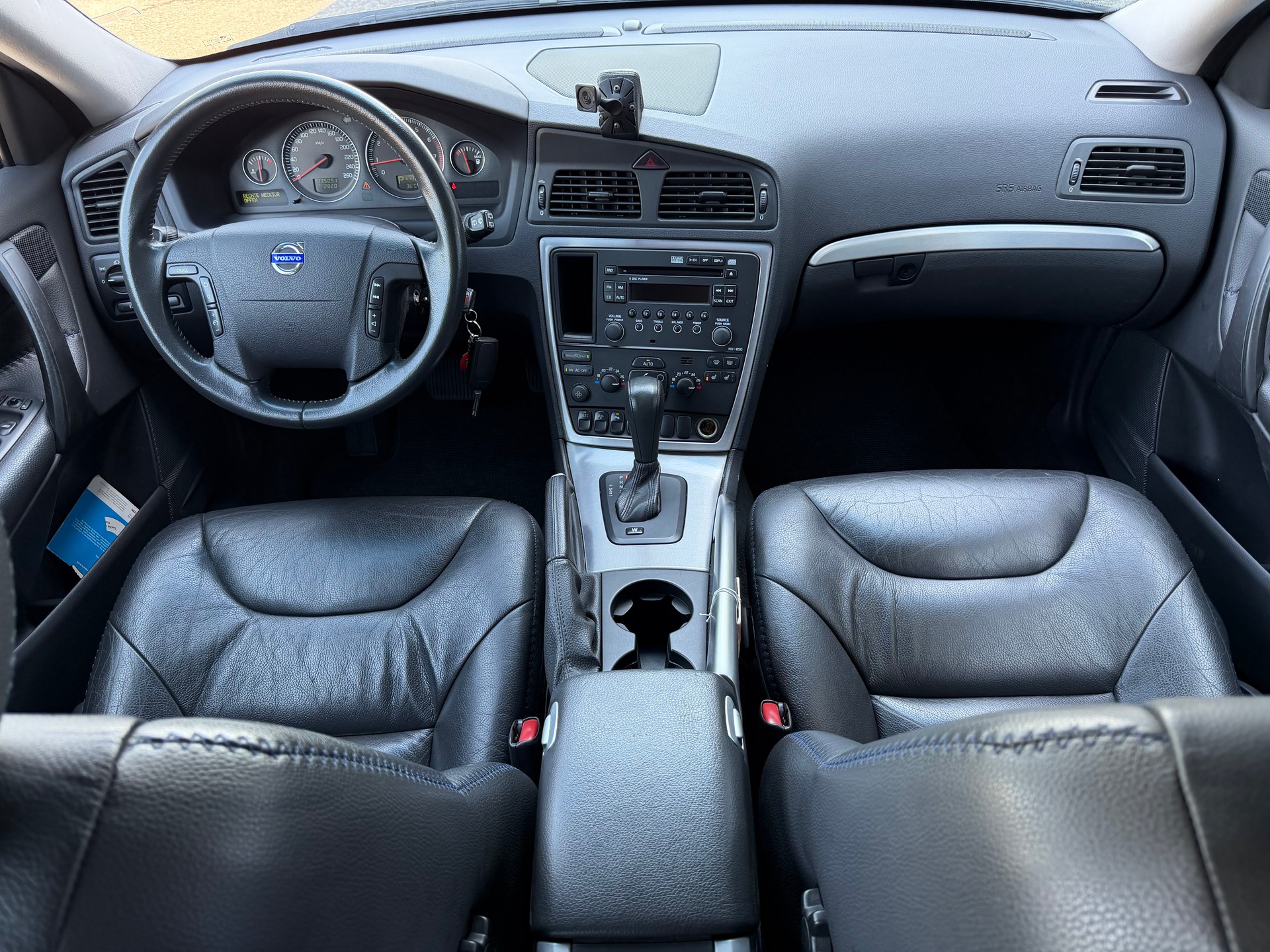 VOLVO XC70 2.5T AWD Momentum-image-5