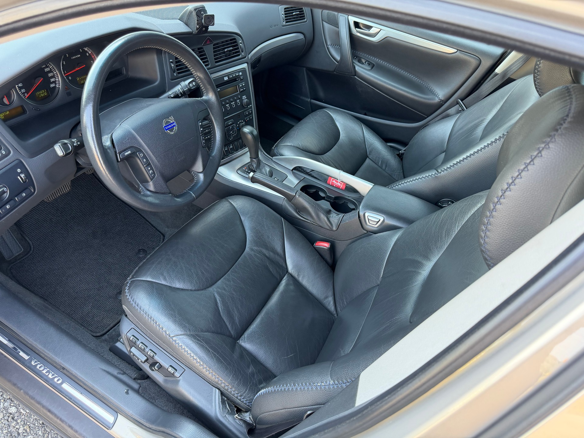 VOLVO XC70 2.5T AWD Momentum-image-6