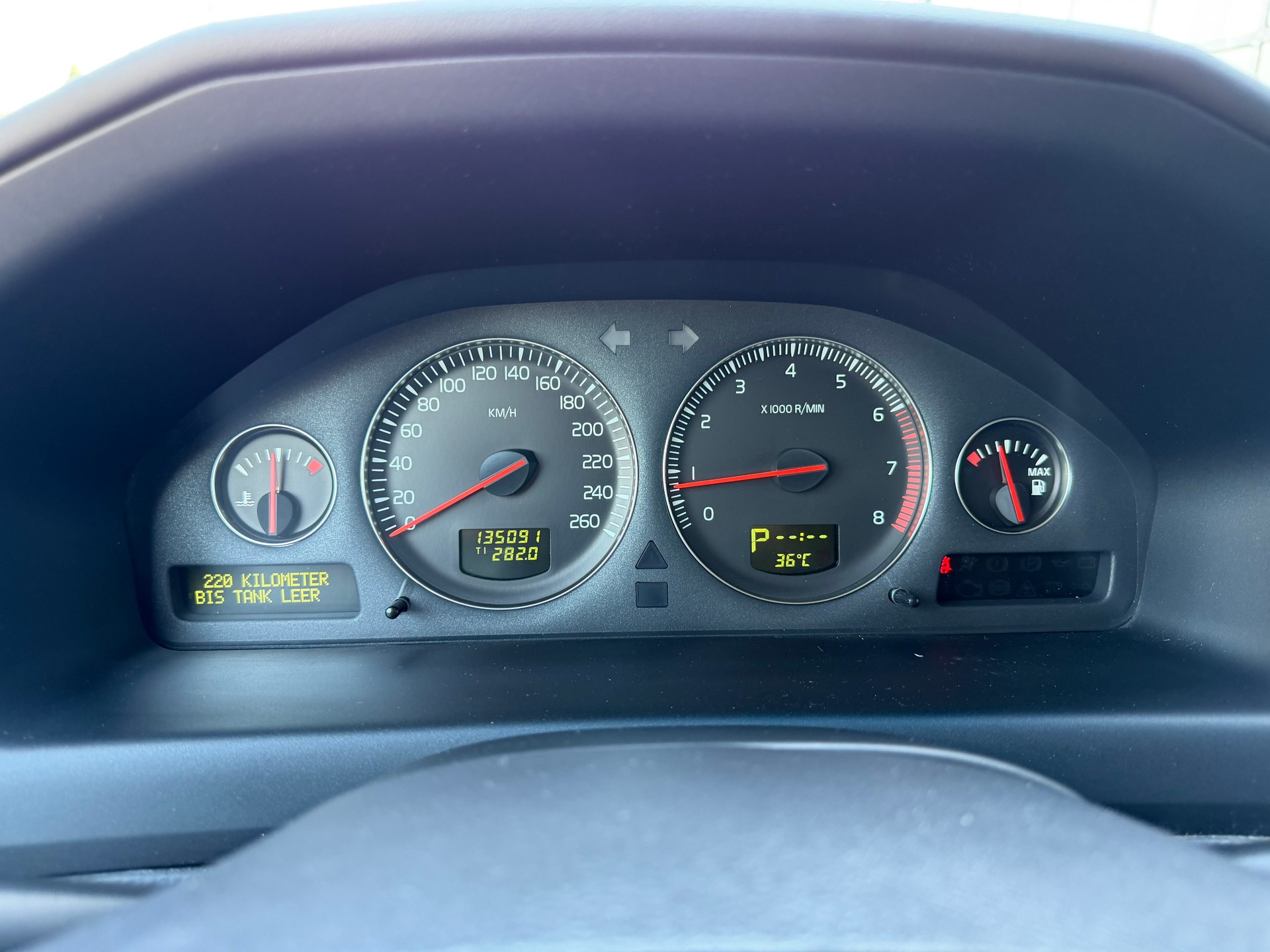 VOLVO XC70 2.5T AWD Momentum-image-10