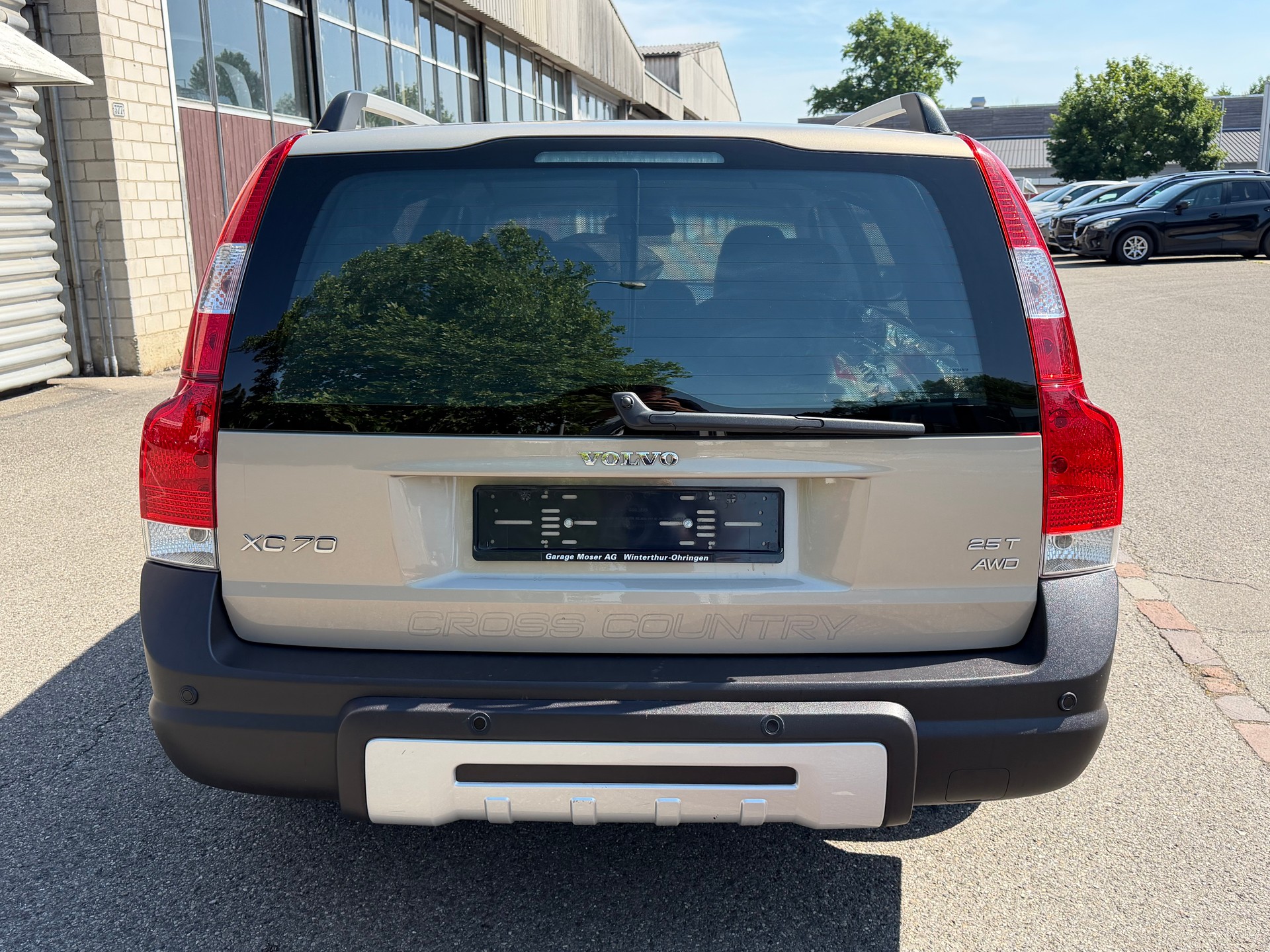 VOLVO XC70 2.5T AWD Momentum-image-12
