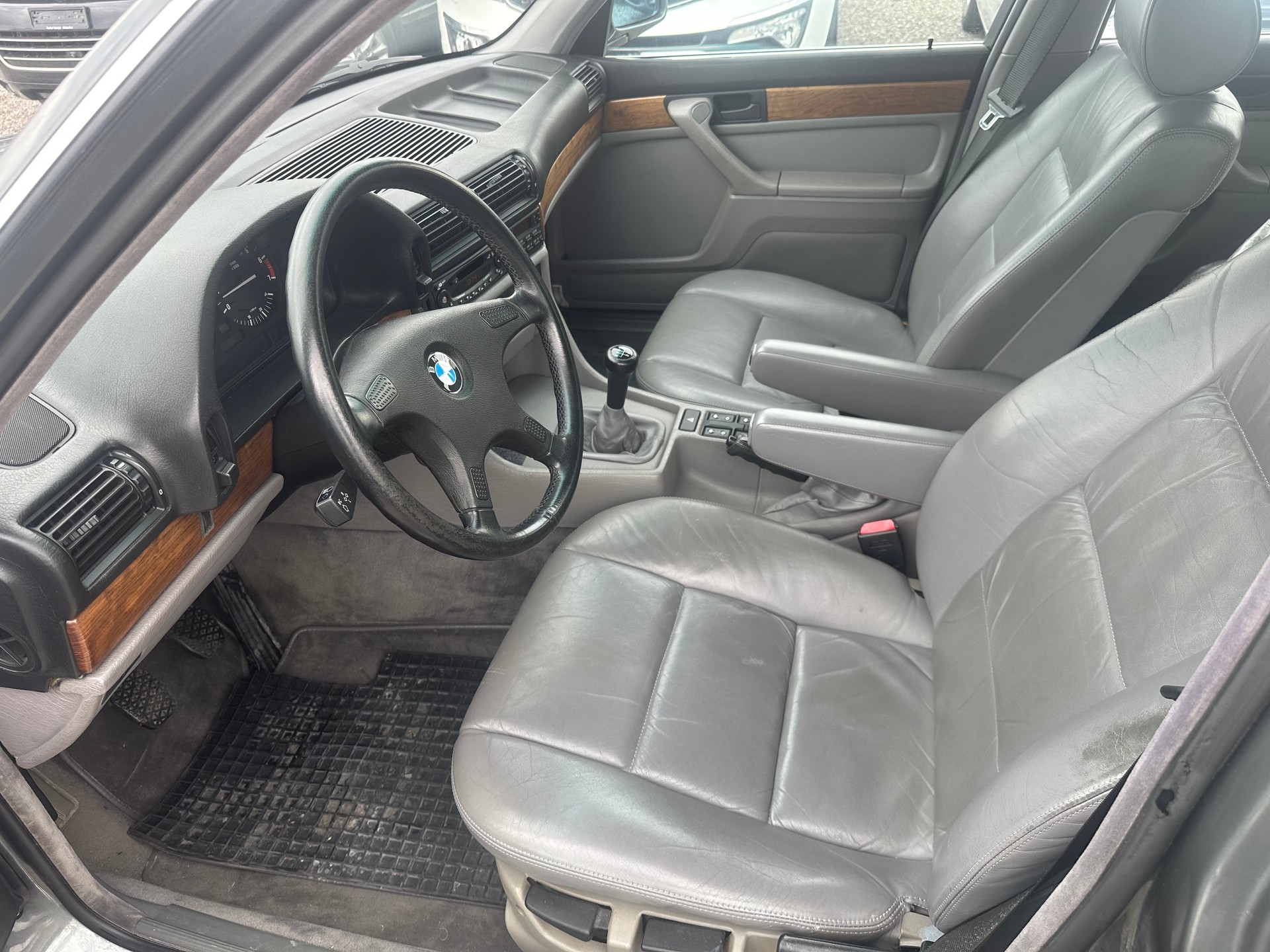 BMW 735i-image-5