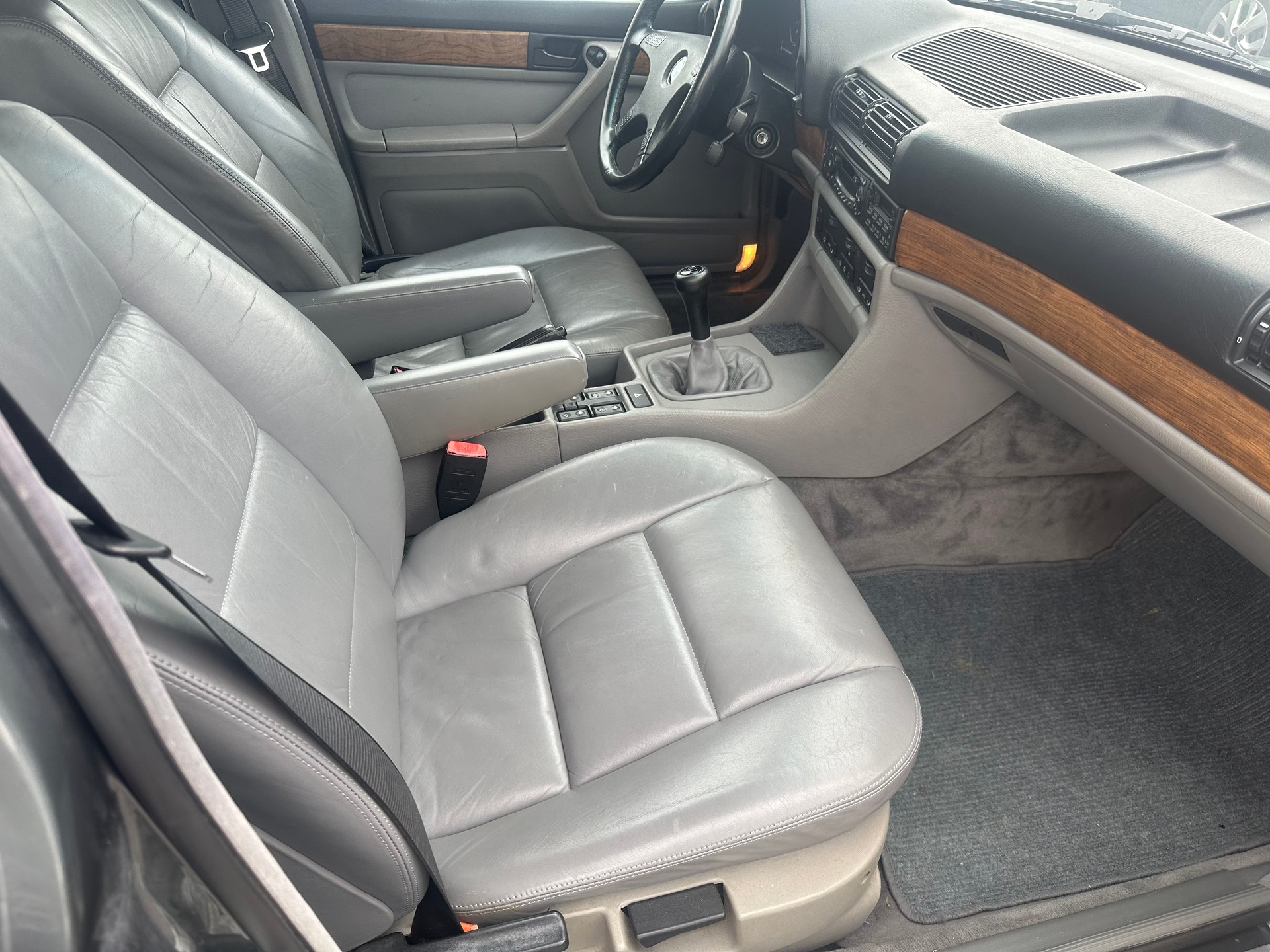 BMW 735i-image-6