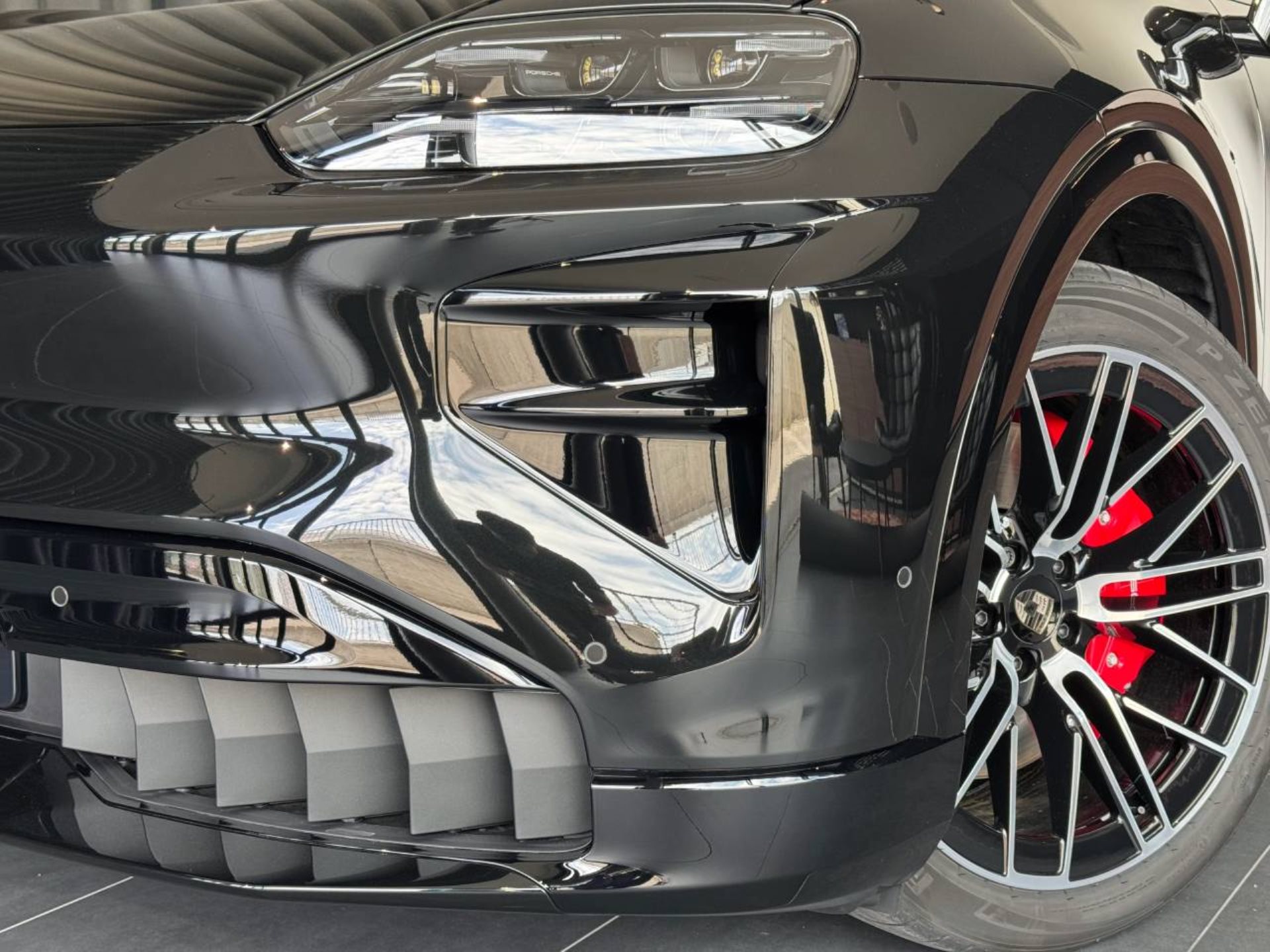 PORSCHE Cayenne Turbo Electric-image-30