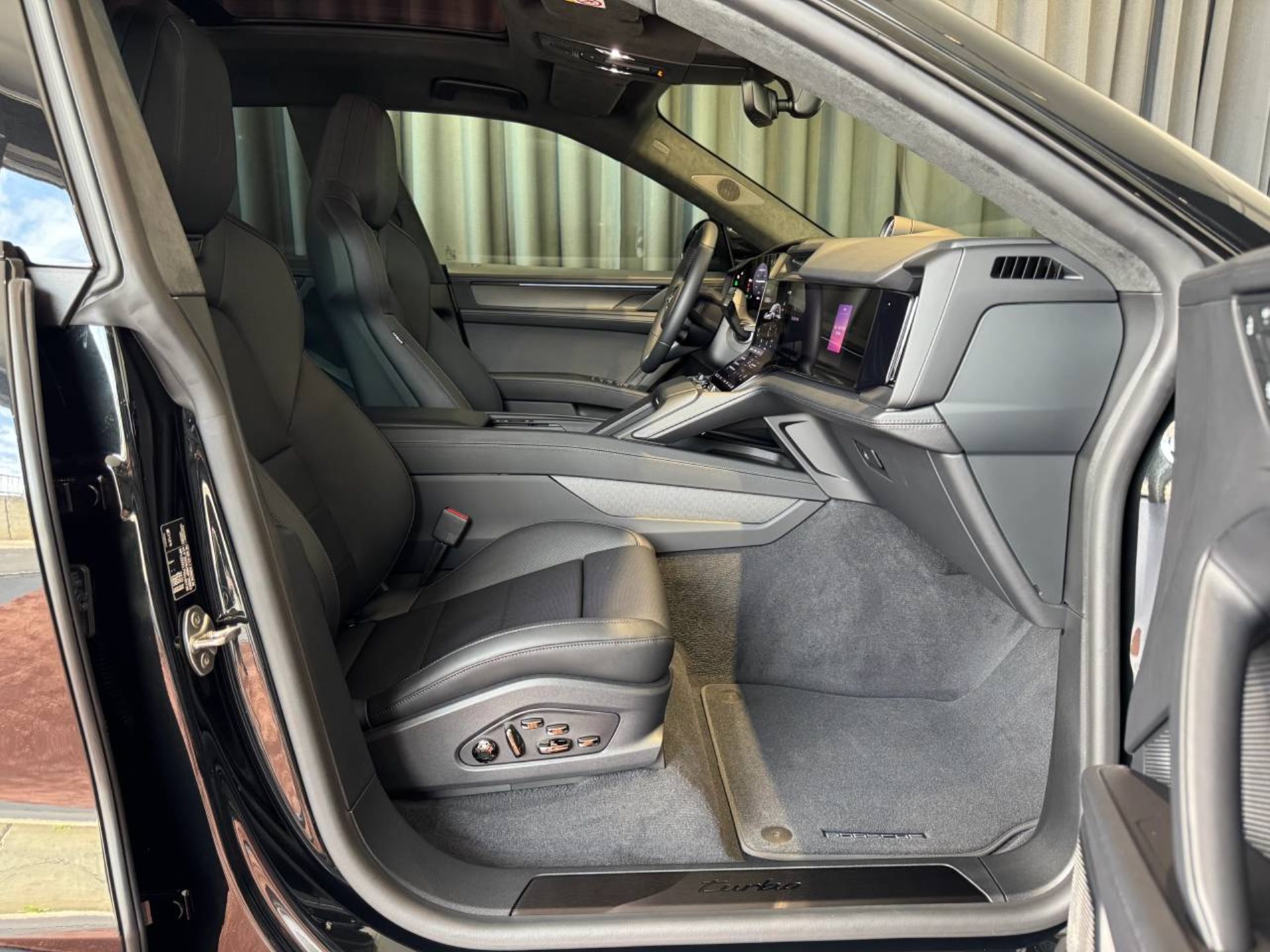 PORSCHE Cayenne Turbo Electric-image-18