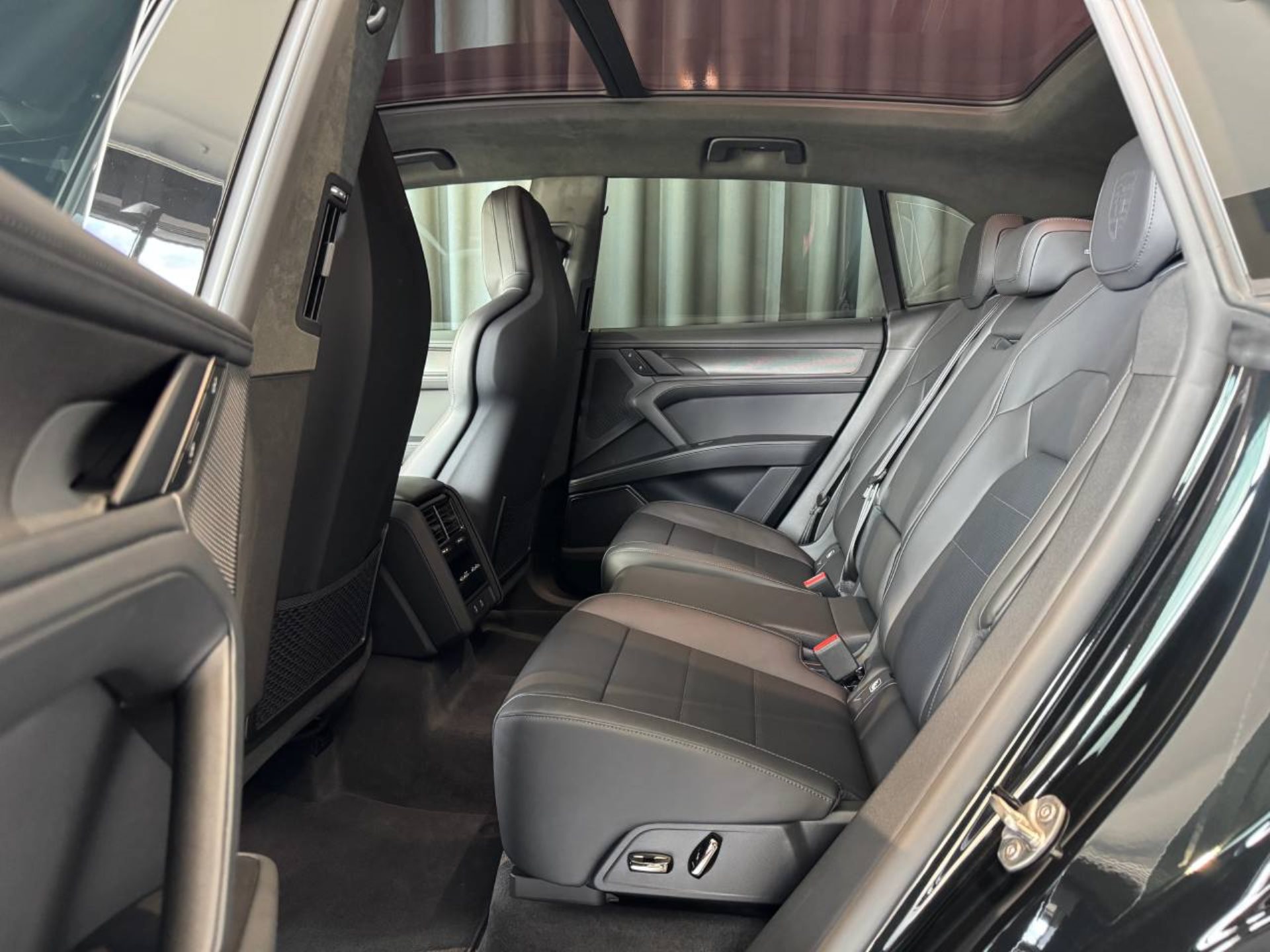 PORSCHE Cayenne Turbo Electric-image-17