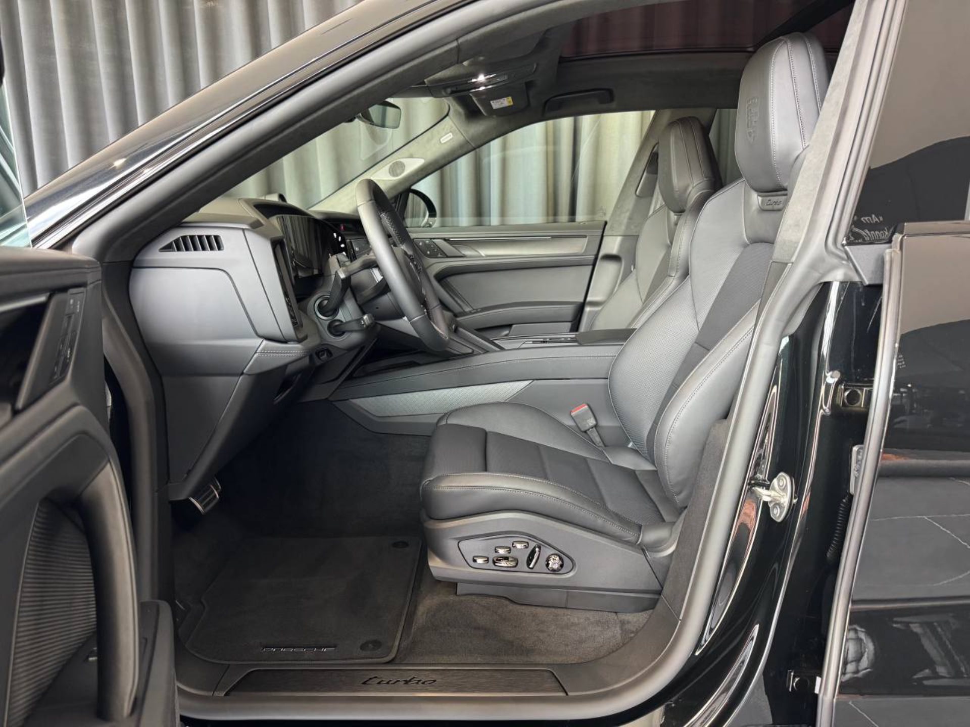 PORSCHE Cayenne Turbo Electric-image-4