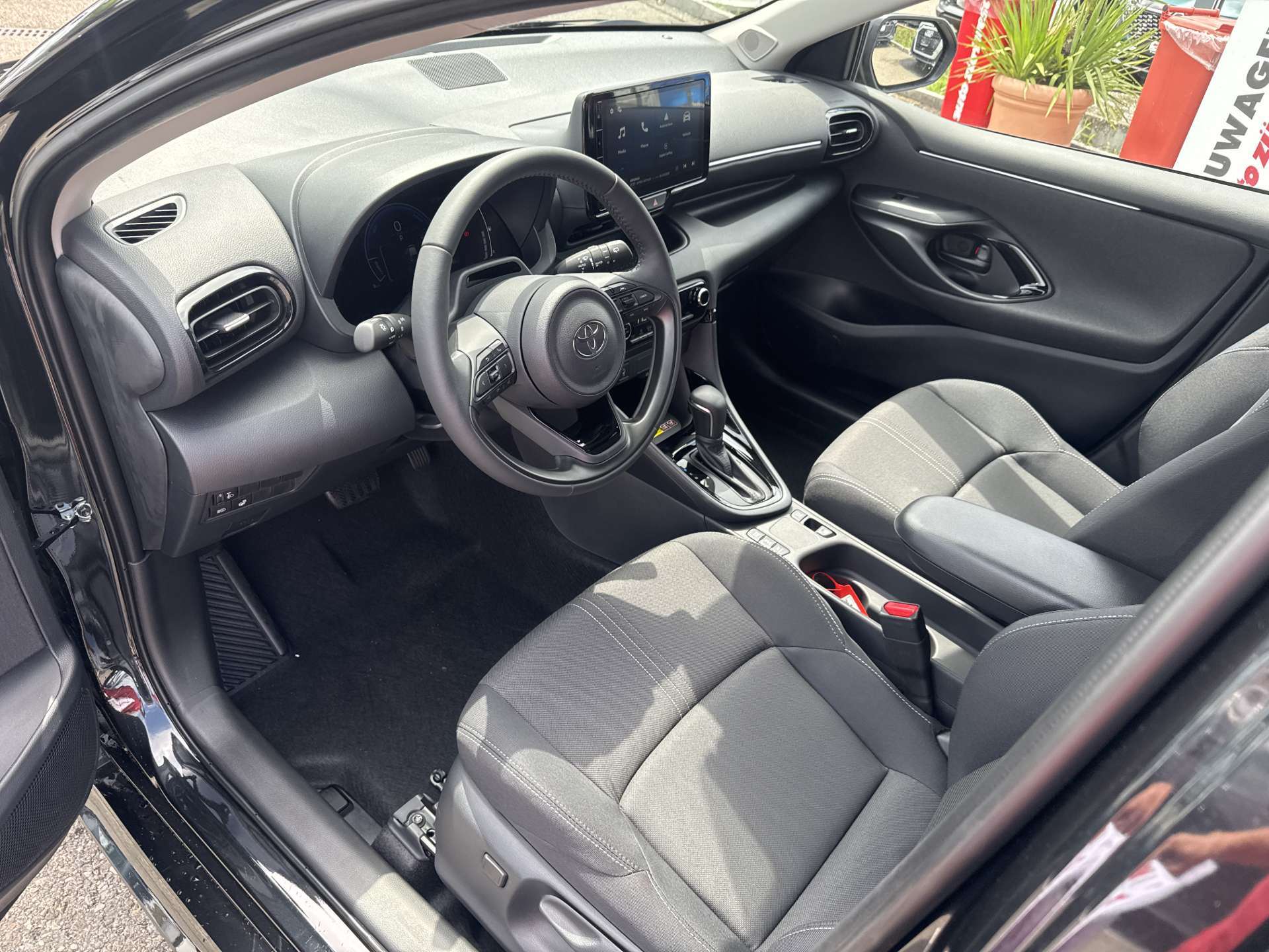 TOYOTA Yaris 1.5 Trend e-CVT Automat-image-5