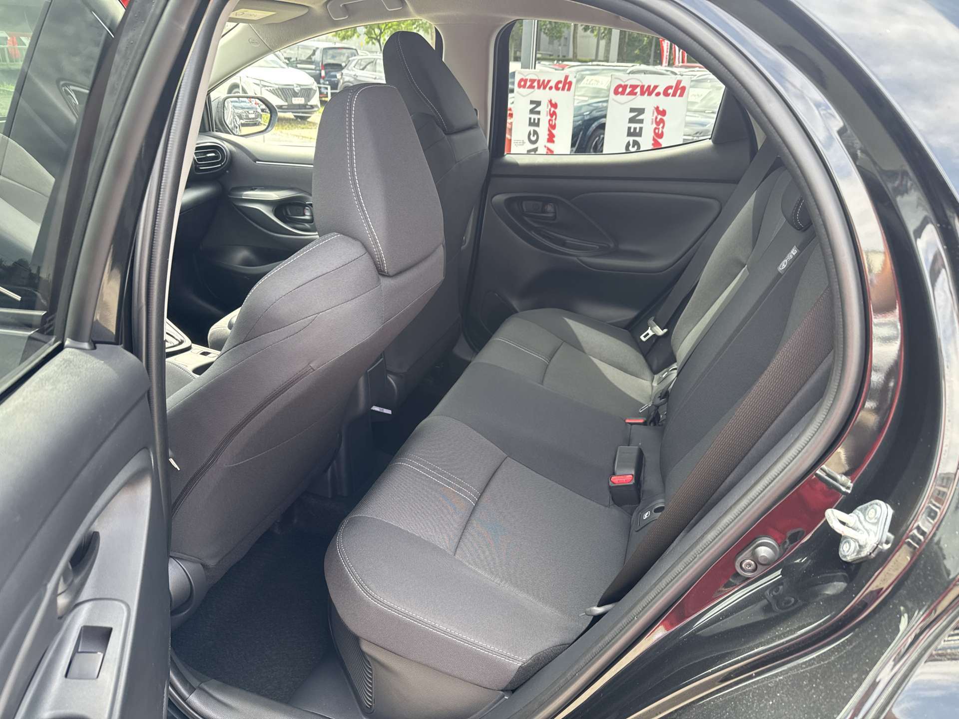 TOYOTA Yaris 1.5 Trend e-CVT Automat-image-6