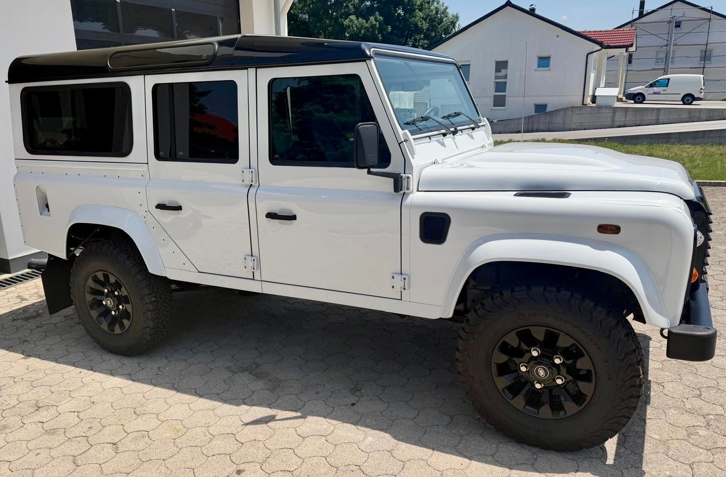 LAND ROVER Defender 110 TD4 *LXV Edition*-image-2