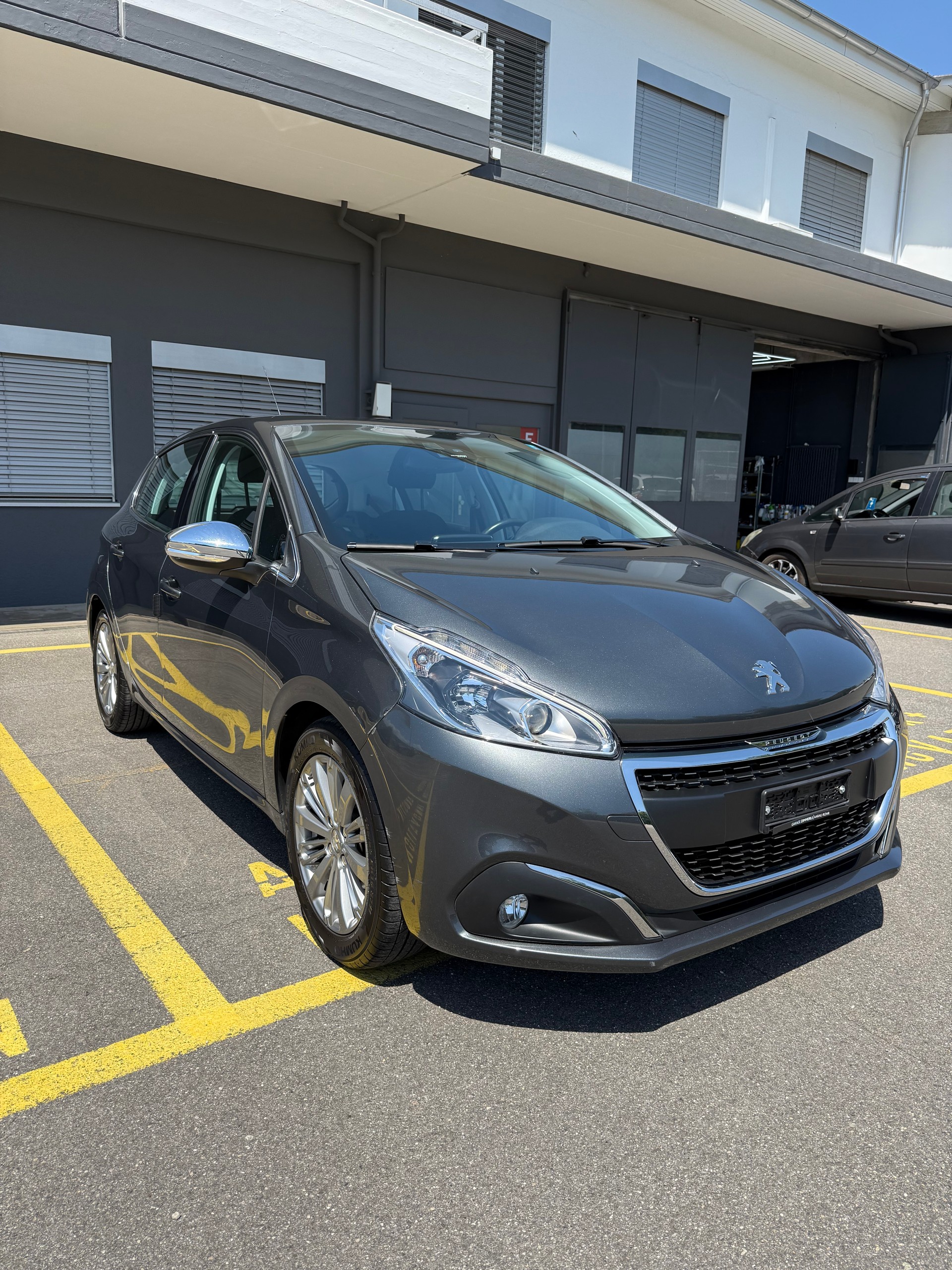 PEUGEOT 208 1.2 PureTech Active EAT6-image-5