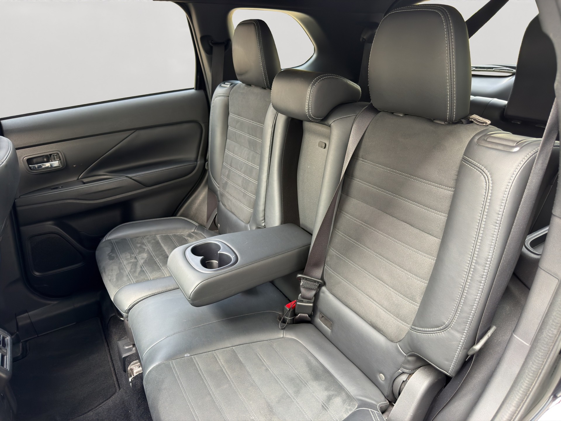 MITSUBISHI OUTLANDER-image-3