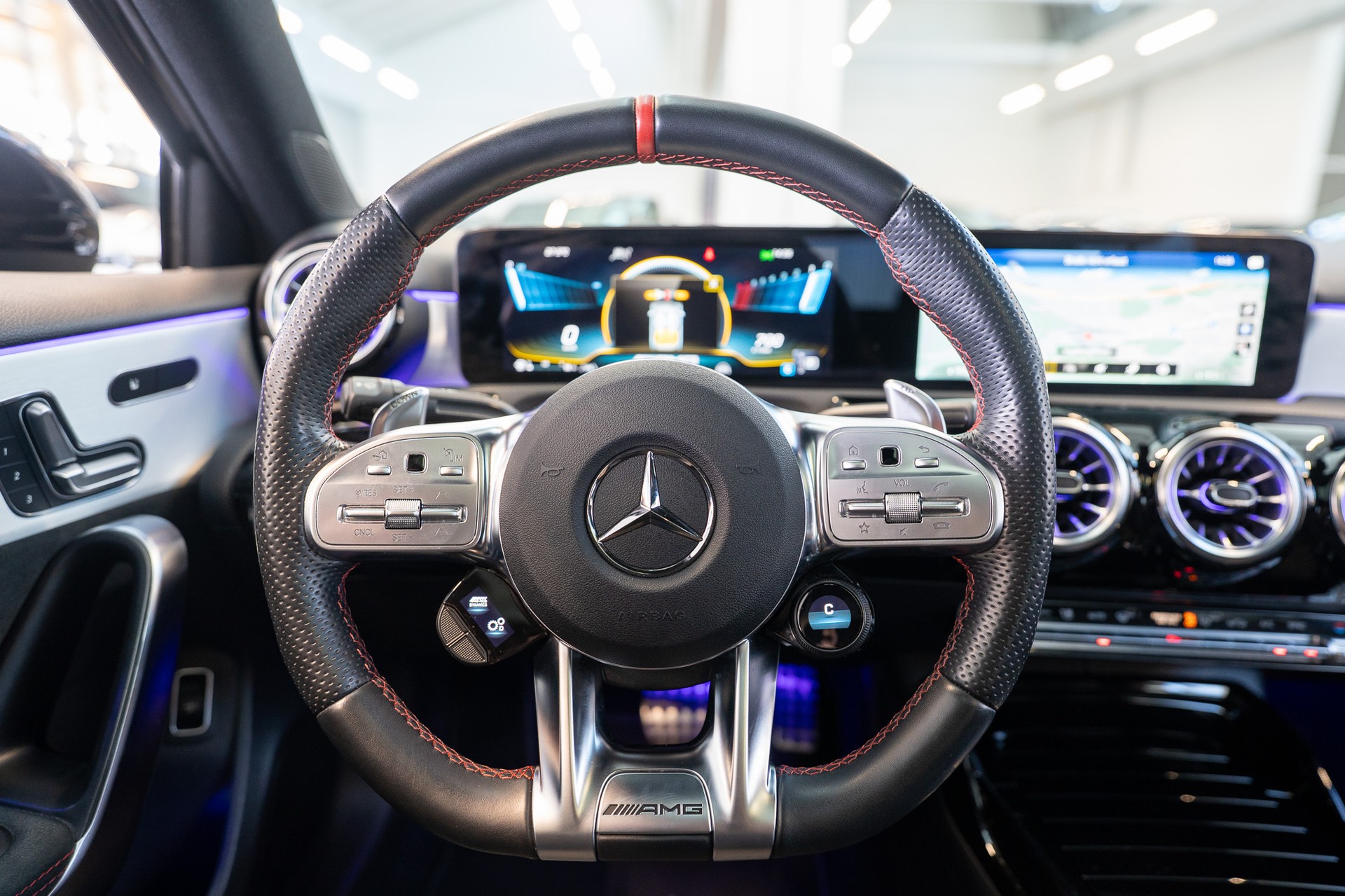 MERCEDES-BENZ A 35 AMG 4matic Limousine / Panorama-Schiebedach / Head-Up / El. Memory Sitze-image-17