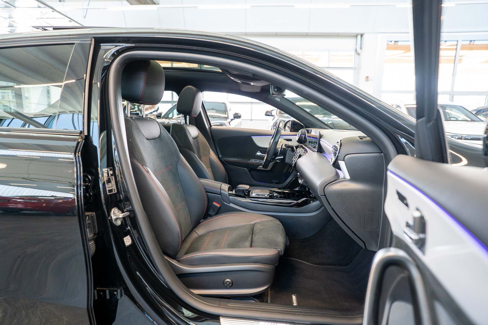 MERCEDES-BENZ A 35 AMG 4matic Limousine / Panorama-Schiebedach / Head-Up / El. Memory Sitze-image-14