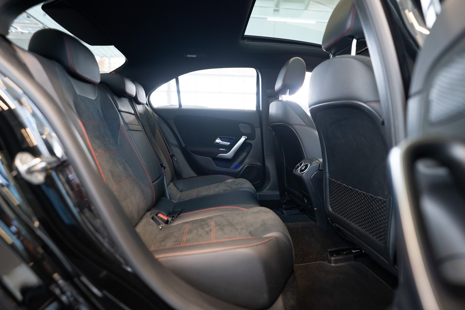 MERCEDES-BENZ A 35 AMG 4matic Limousine / Panorama-Schiebedach / Head-Up / El. Memory Sitze-image-13