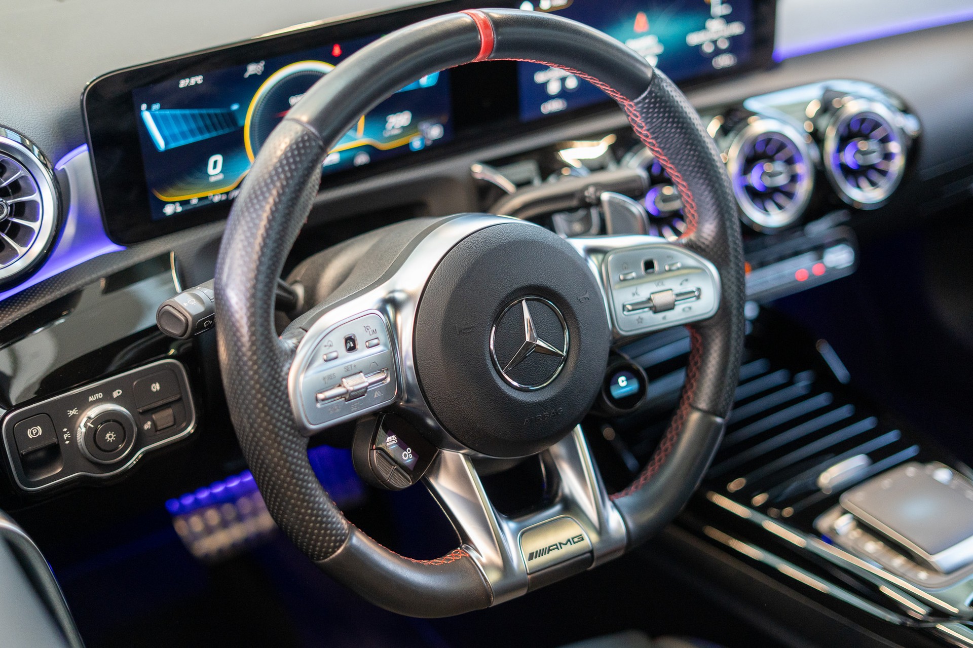 MERCEDES-BENZ A 35 AMG 4matic Limousine / Panorama-Schiebedach / Head-Up / El. Memory Sitze-image-7