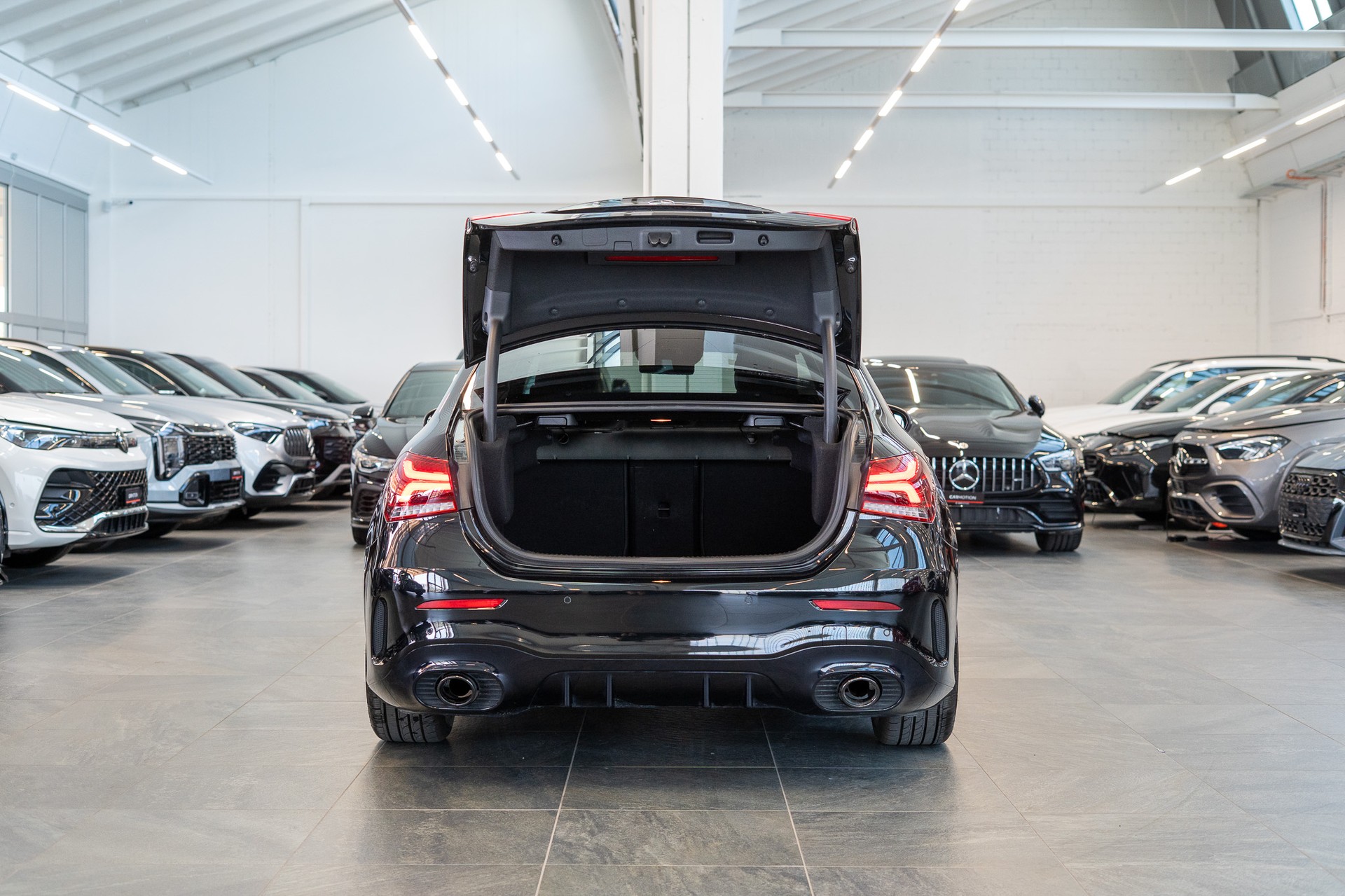 MERCEDES-BENZ A 35 AMG 4matic Limousine / Panorama-Schiebedach / Head-Up / El. Memory Sitze-image-5