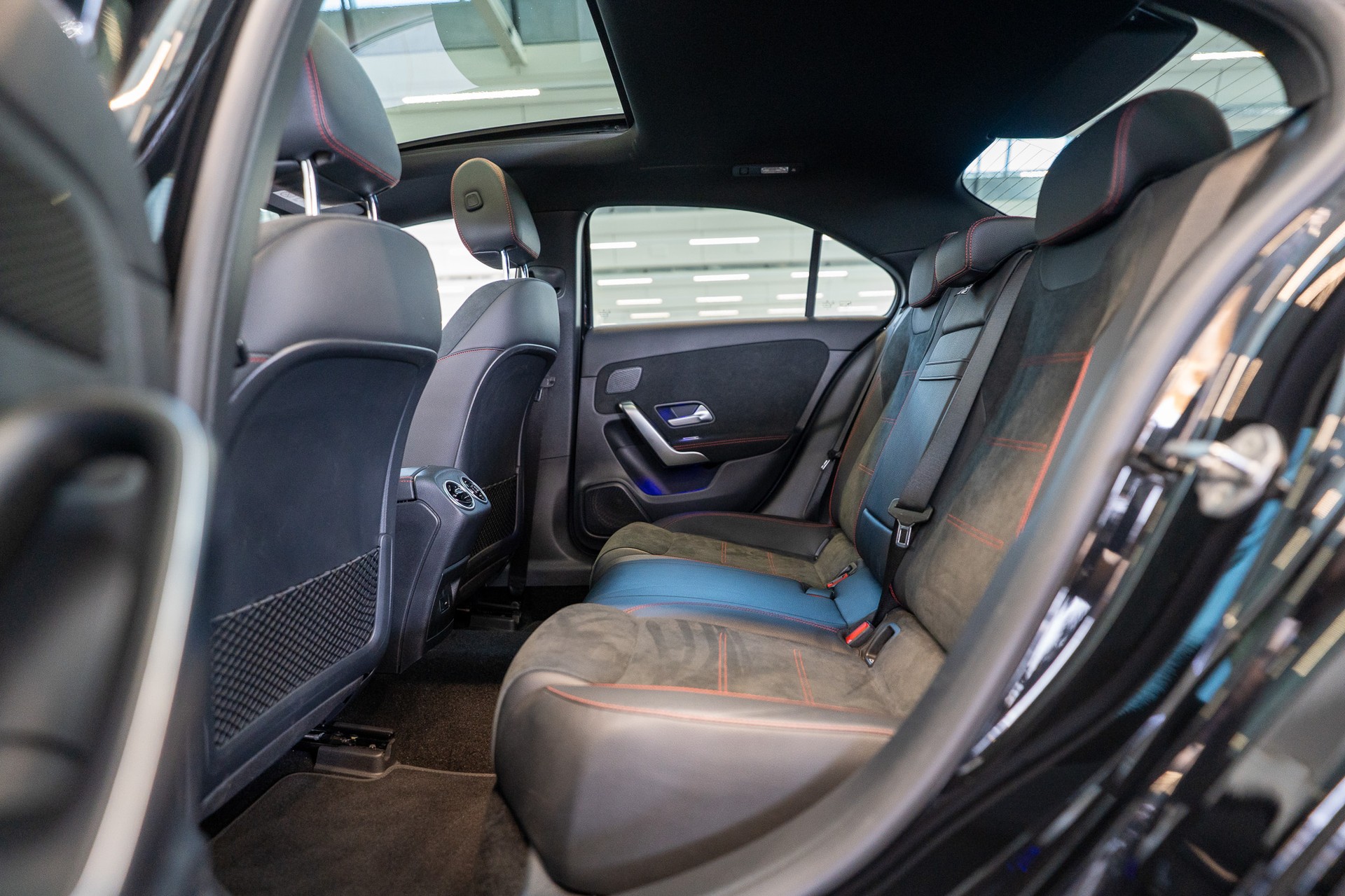 MERCEDES-BENZ A 35 AMG 4matic Limousine / Panorama-Schiebedach / Head-Up / El. Memory Sitze-image-12