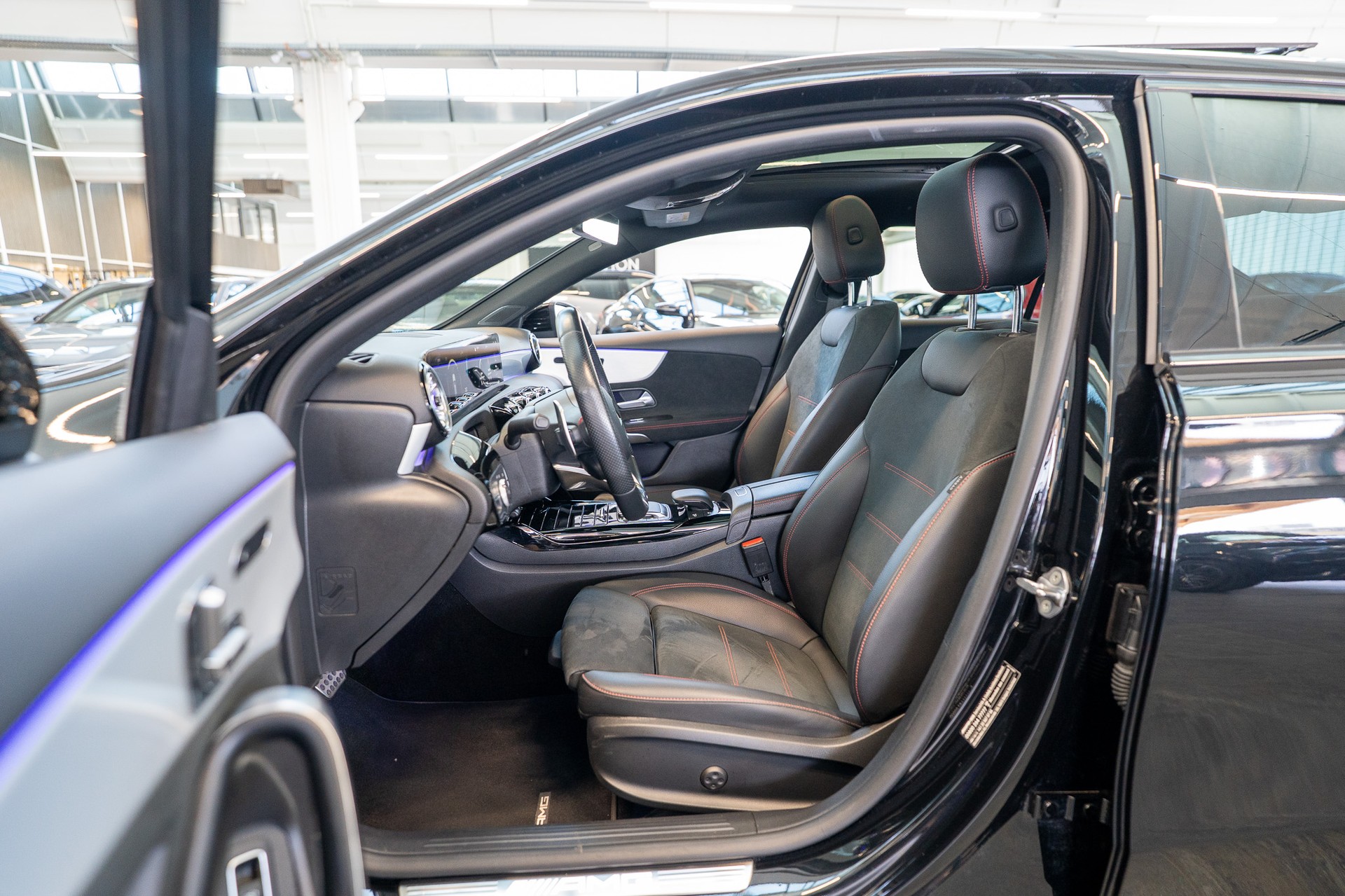 MERCEDES-BENZ A 35 AMG 4matic Limousine / Panorama-Schiebedach / Head-Up / El. Memory Sitze-image-9