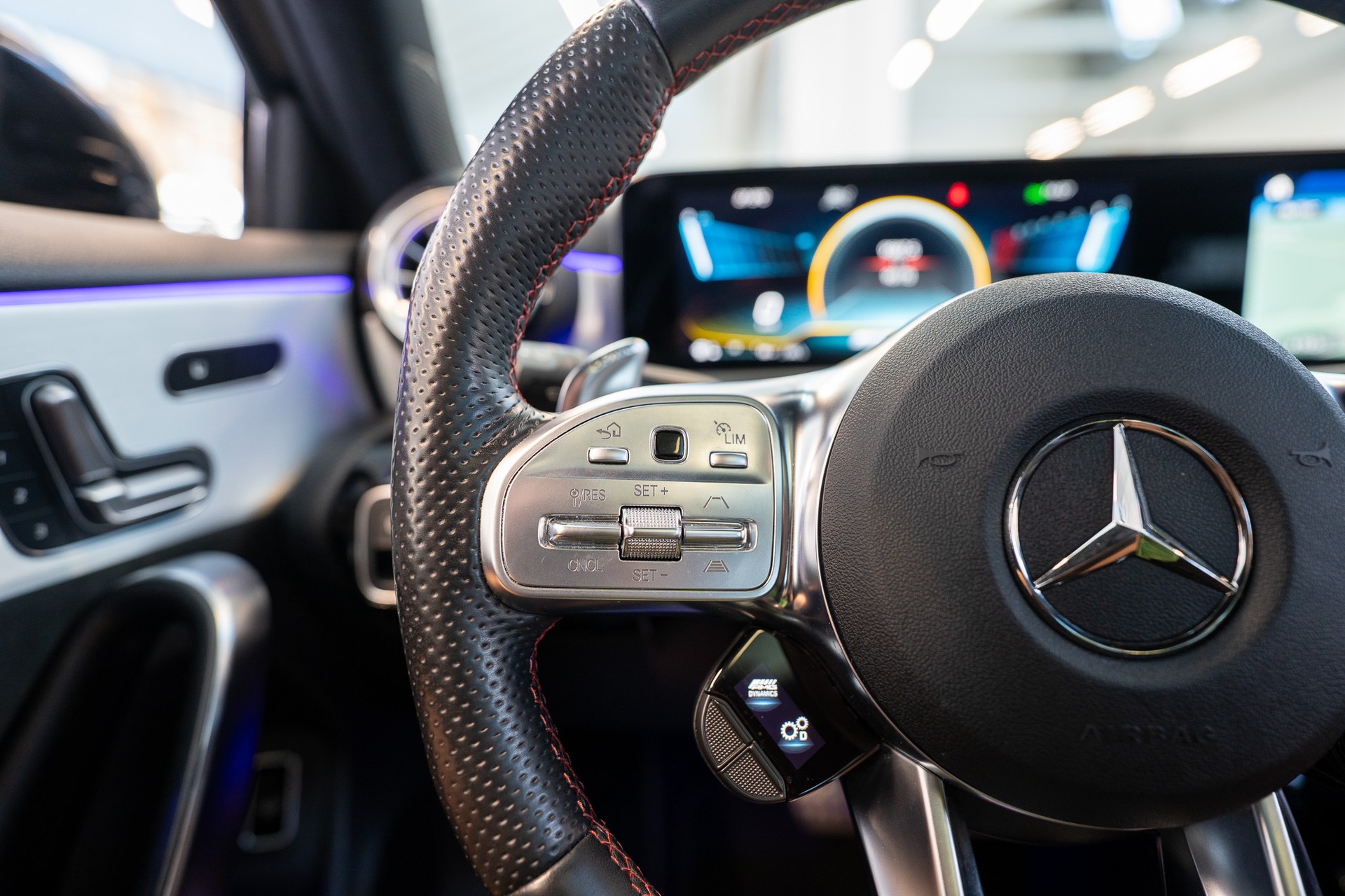 MERCEDES-BENZ A 35 AMG 4matic Limousine / Panorama-Schiebedach / Head-Up / El. Memory Sitze-image-18