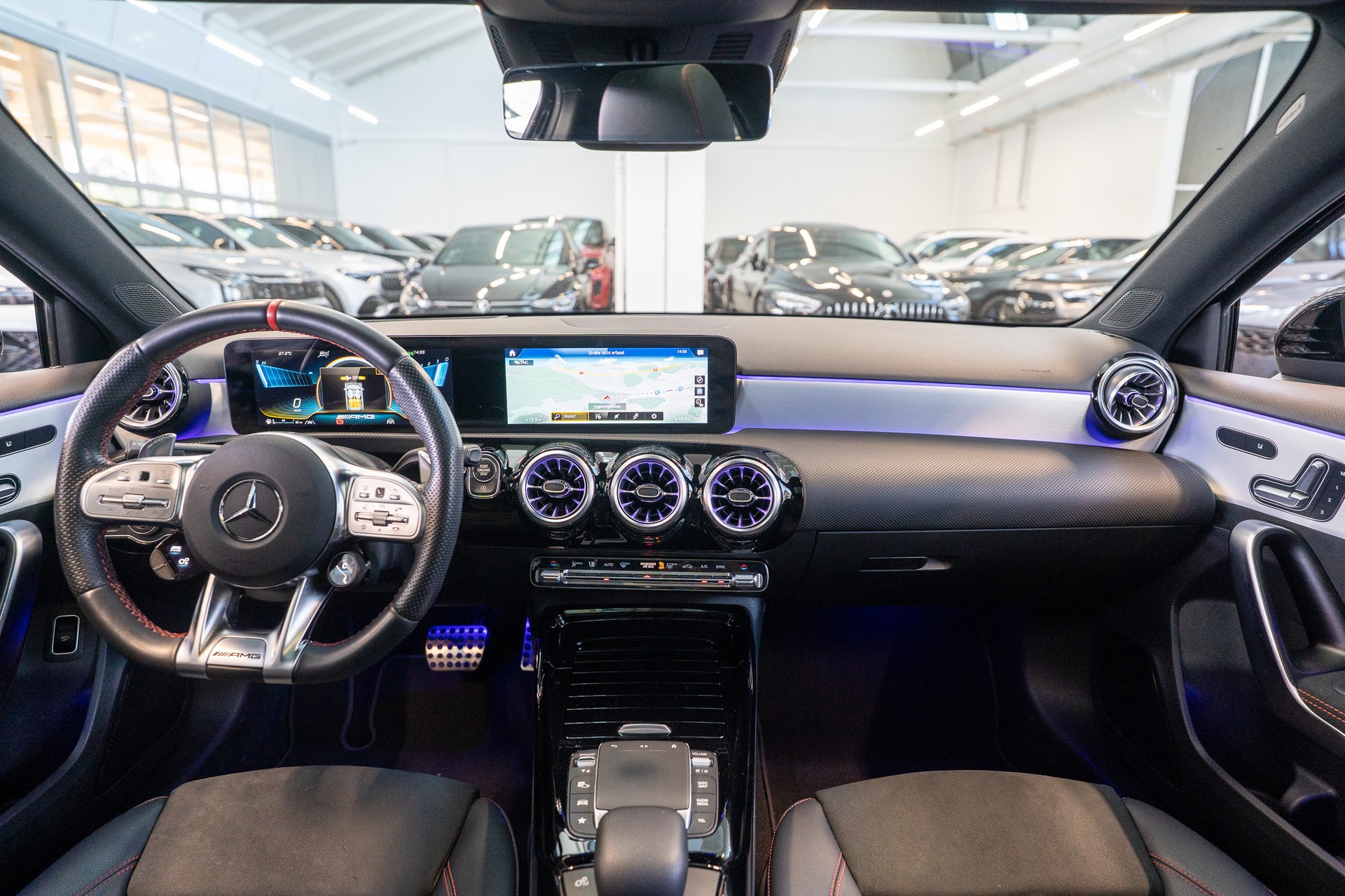 MERCEDES-BENZ A 35 AMG 4matic Limousine / Panorama-Schiebedach / Head-Up / El. Memory Sitze-image-16
