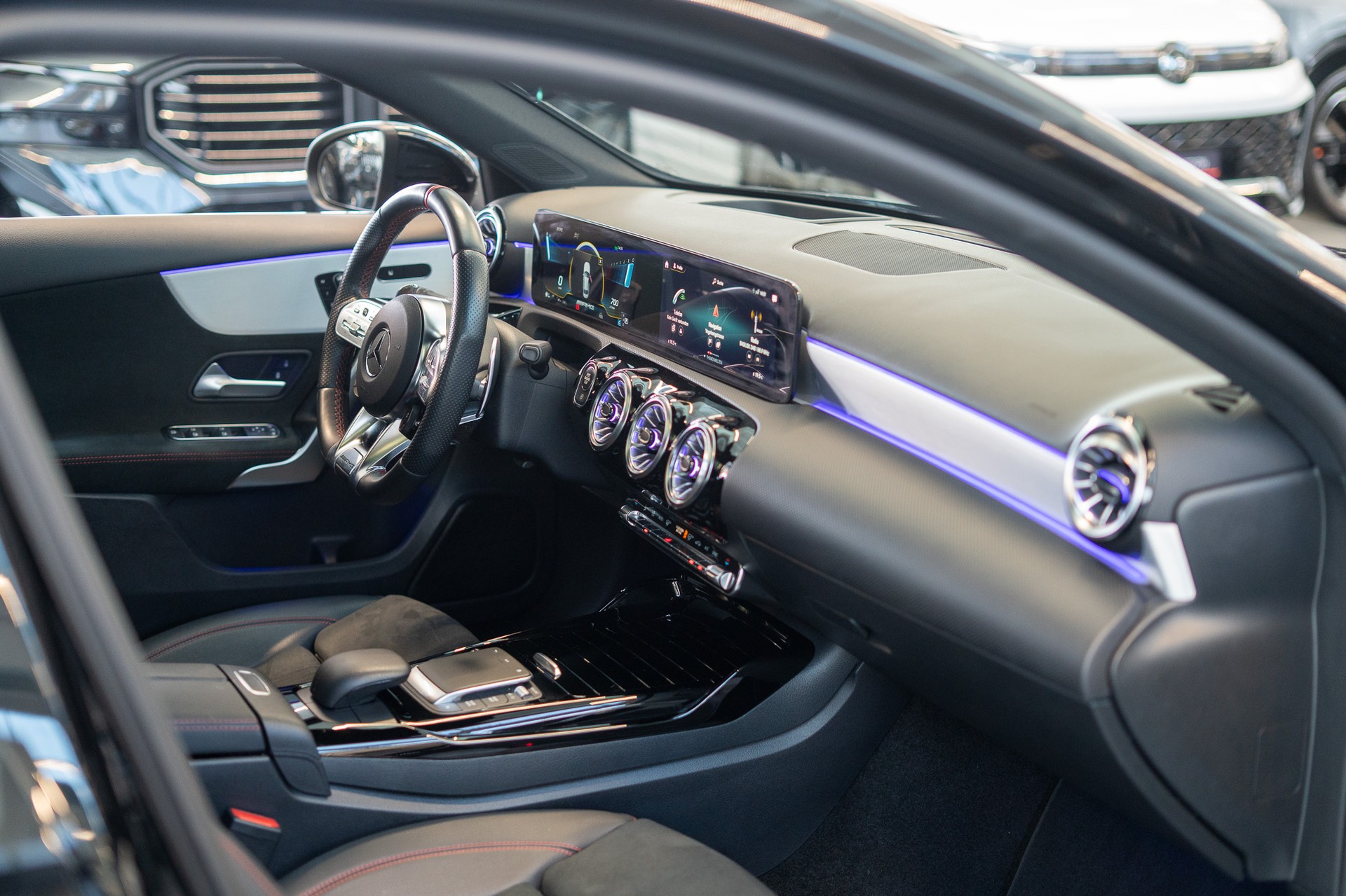 MERCEDES-BENZ A 35 AMG 4matic Limousine / Panorama-Schiebedach / Head-Up / El. Memory Sitze-image-15