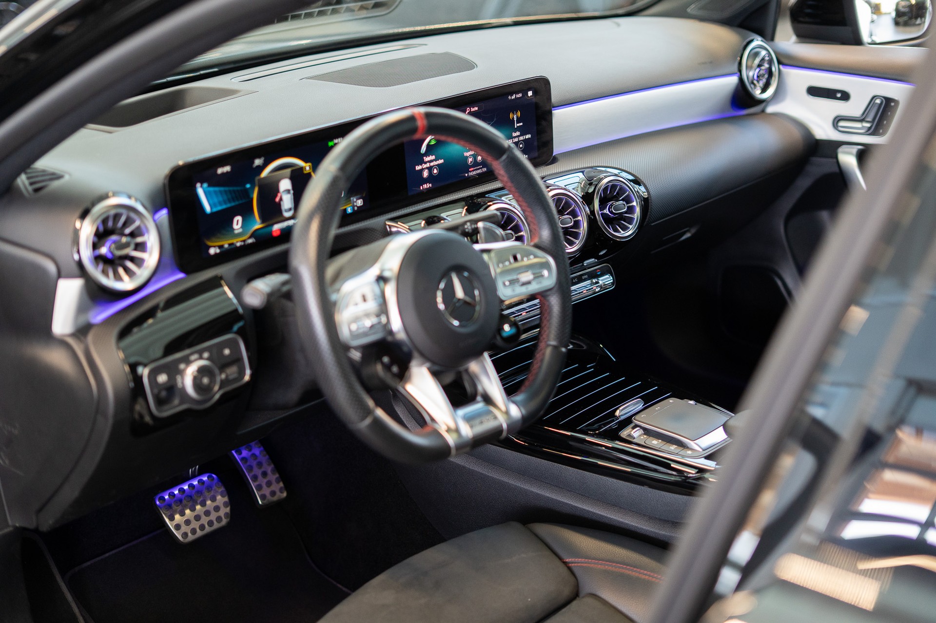 MERCEDES-BENZ A 35 AMG 4matic Limousine / Panorama-Schiebedach / Head-Up / El. Memory Sitze-image-8