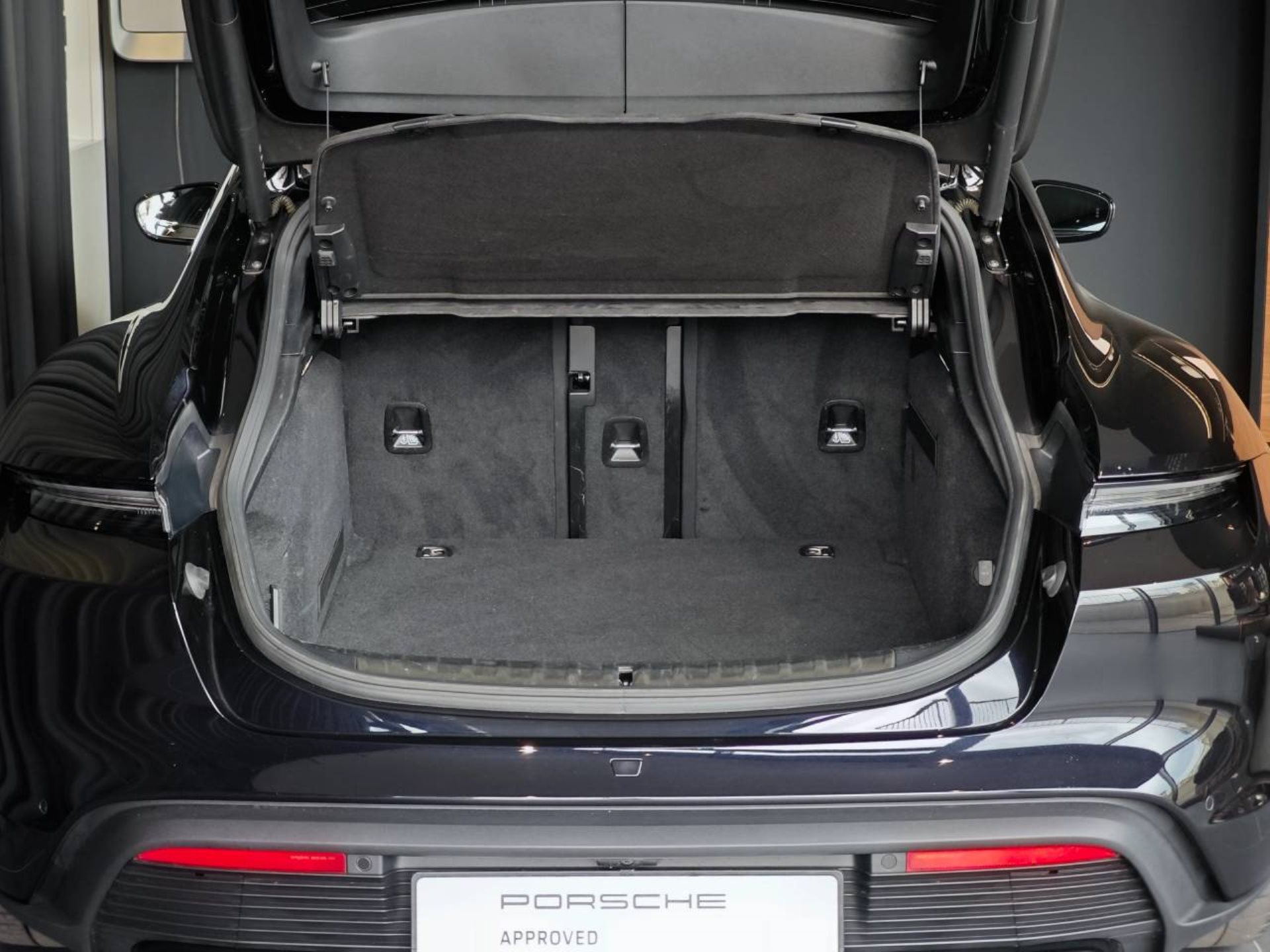 PORSCHE Taycan GTS Sport Turismo-image-22