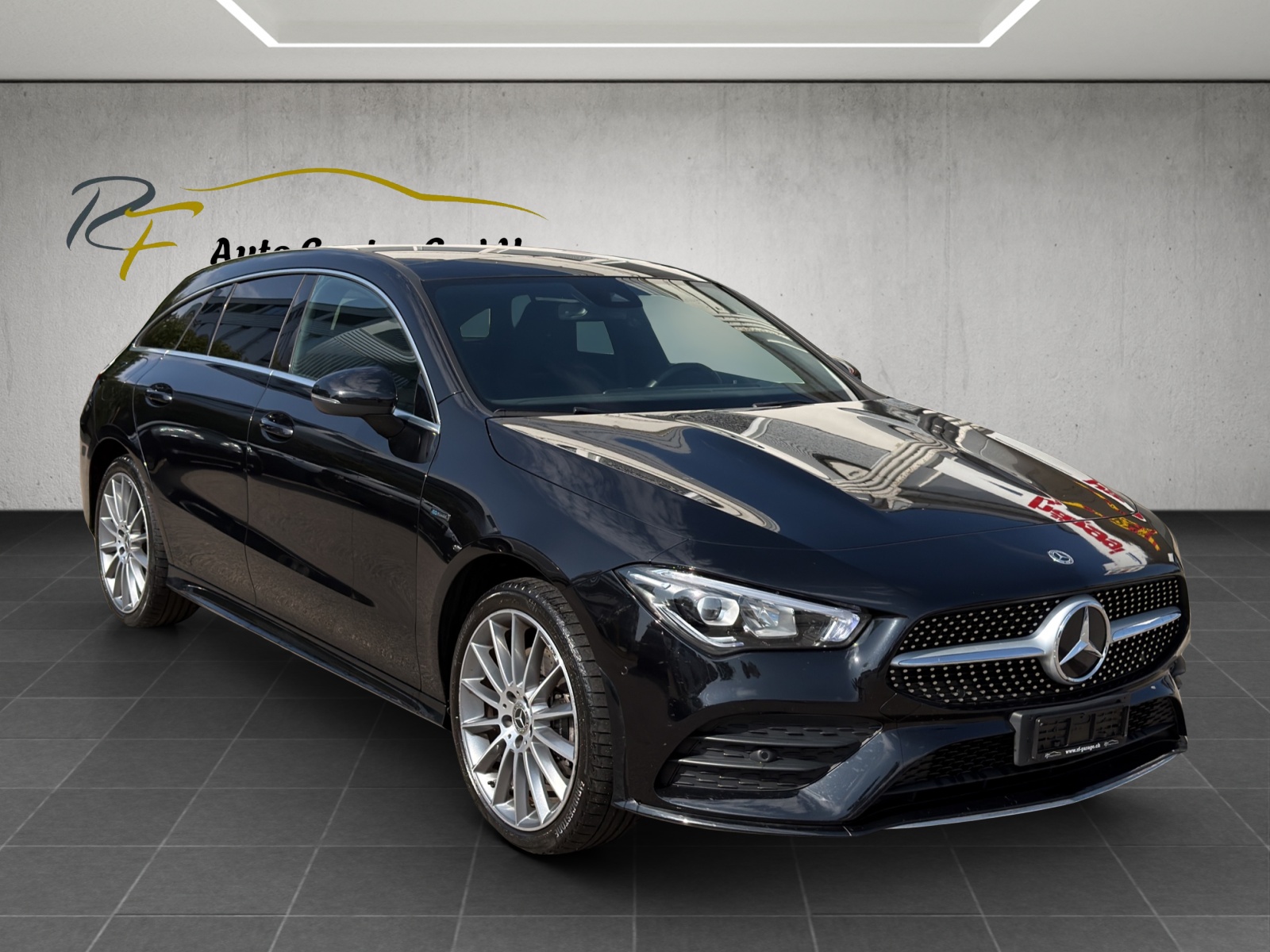MERCEDES-BENZ CLA Shooting Brake 250 e 8G-DCT AMG Line-image-2
