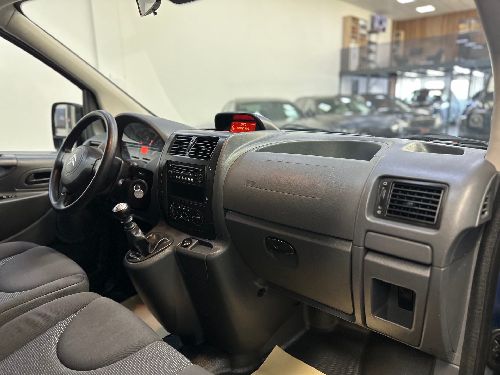 CITROEN Jumpy 2.0 HDi L2H1 Attraction-image-8