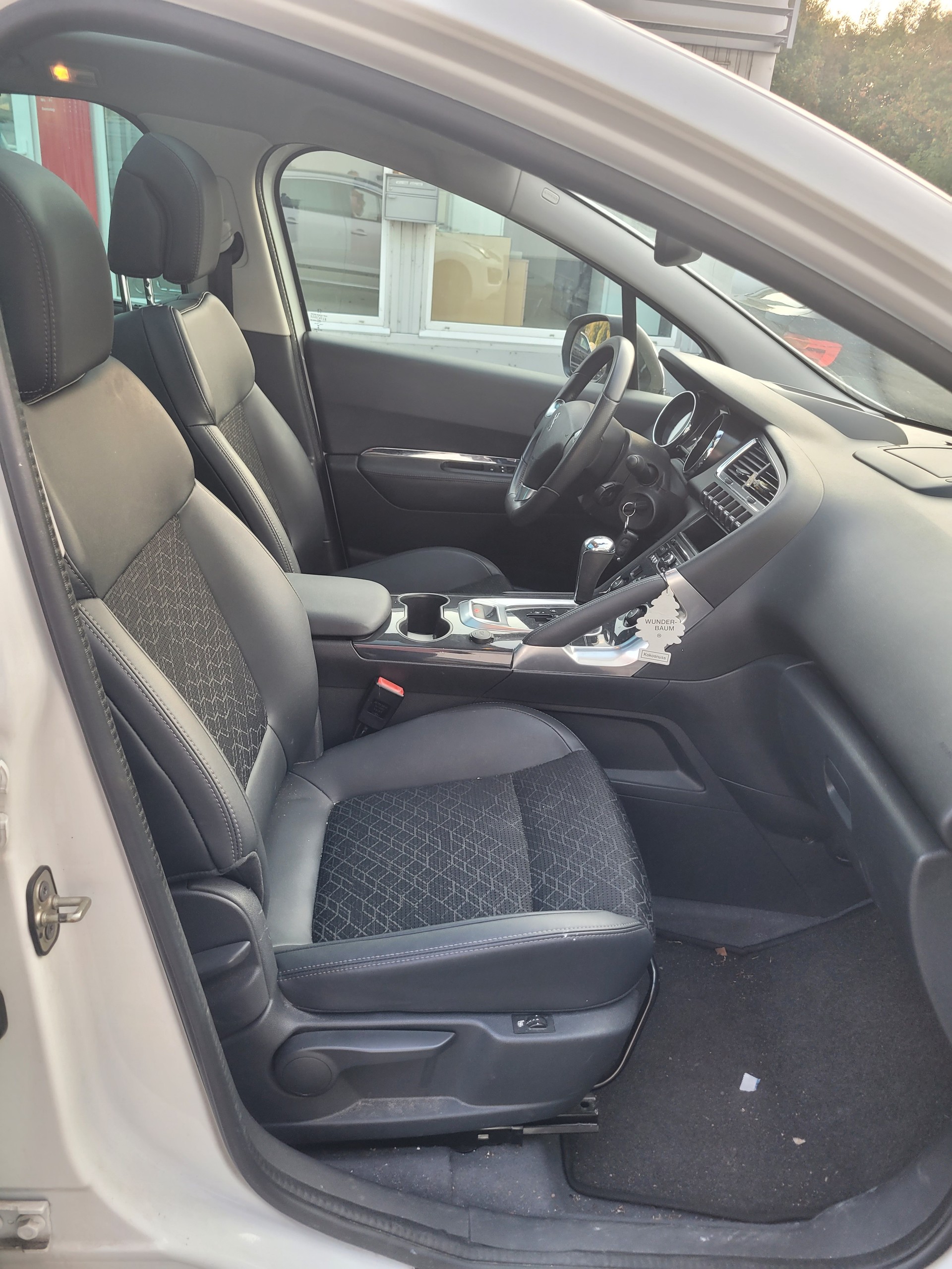PEUGEOT 3008 1.6 THP Féline Tiptronic-image-11