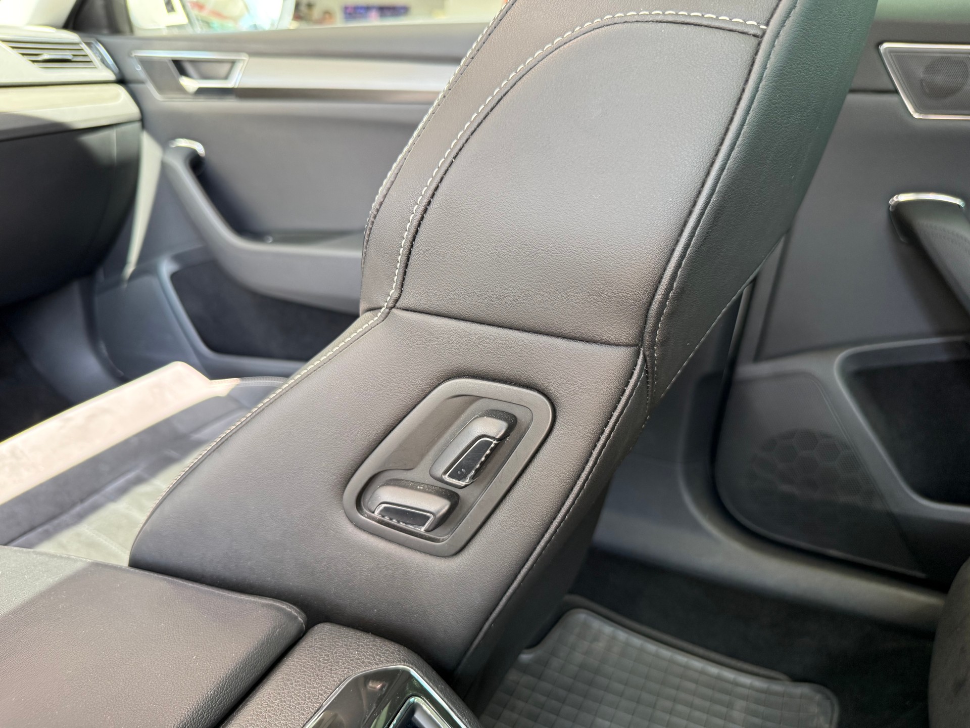 SKODA Superb Combi 2.0 TDi SportLine 4x4 DSG-image-10