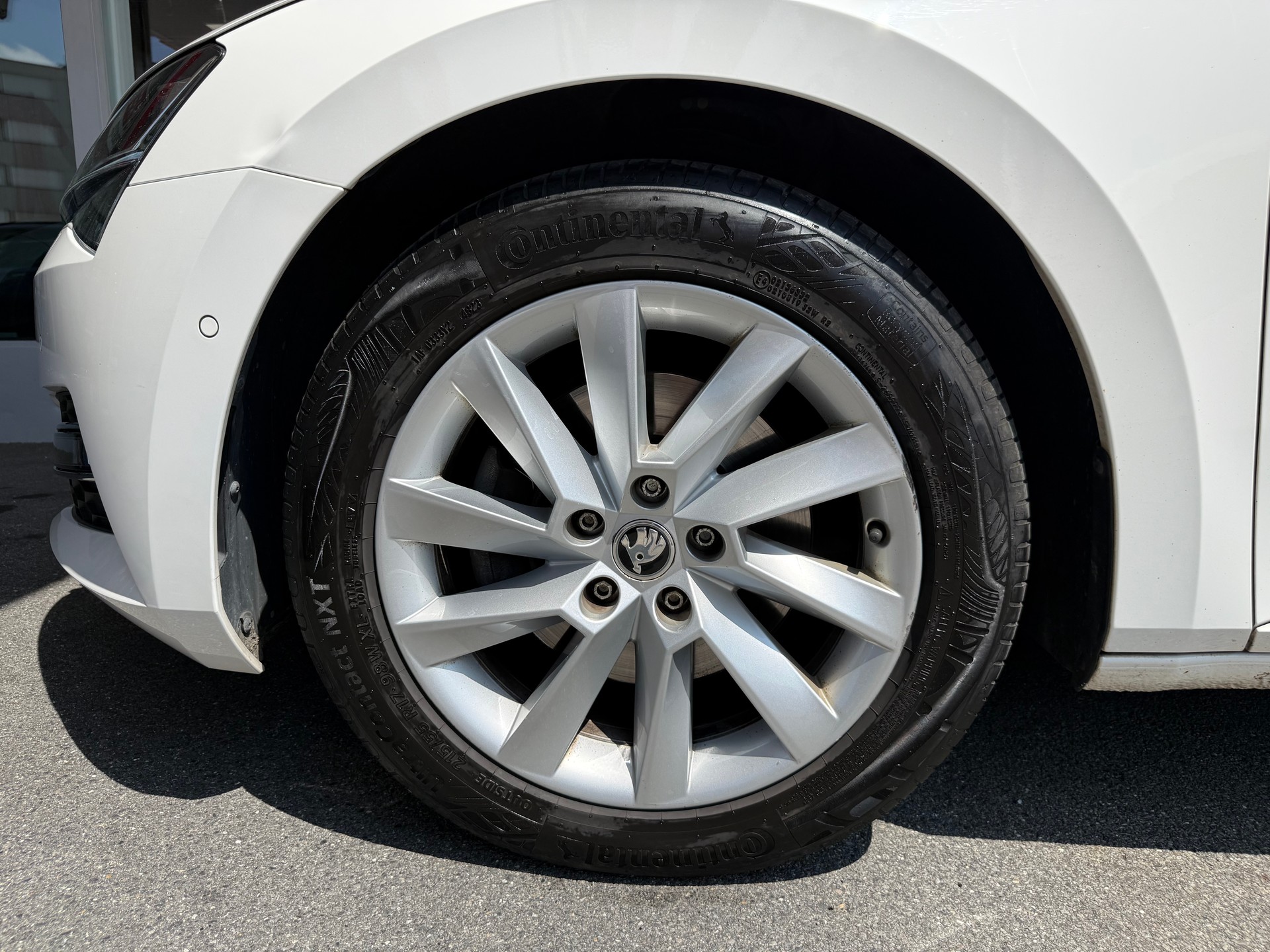 SKODA Superb Combi 2.0 TDi SportLine 4x4 DSG-image-16