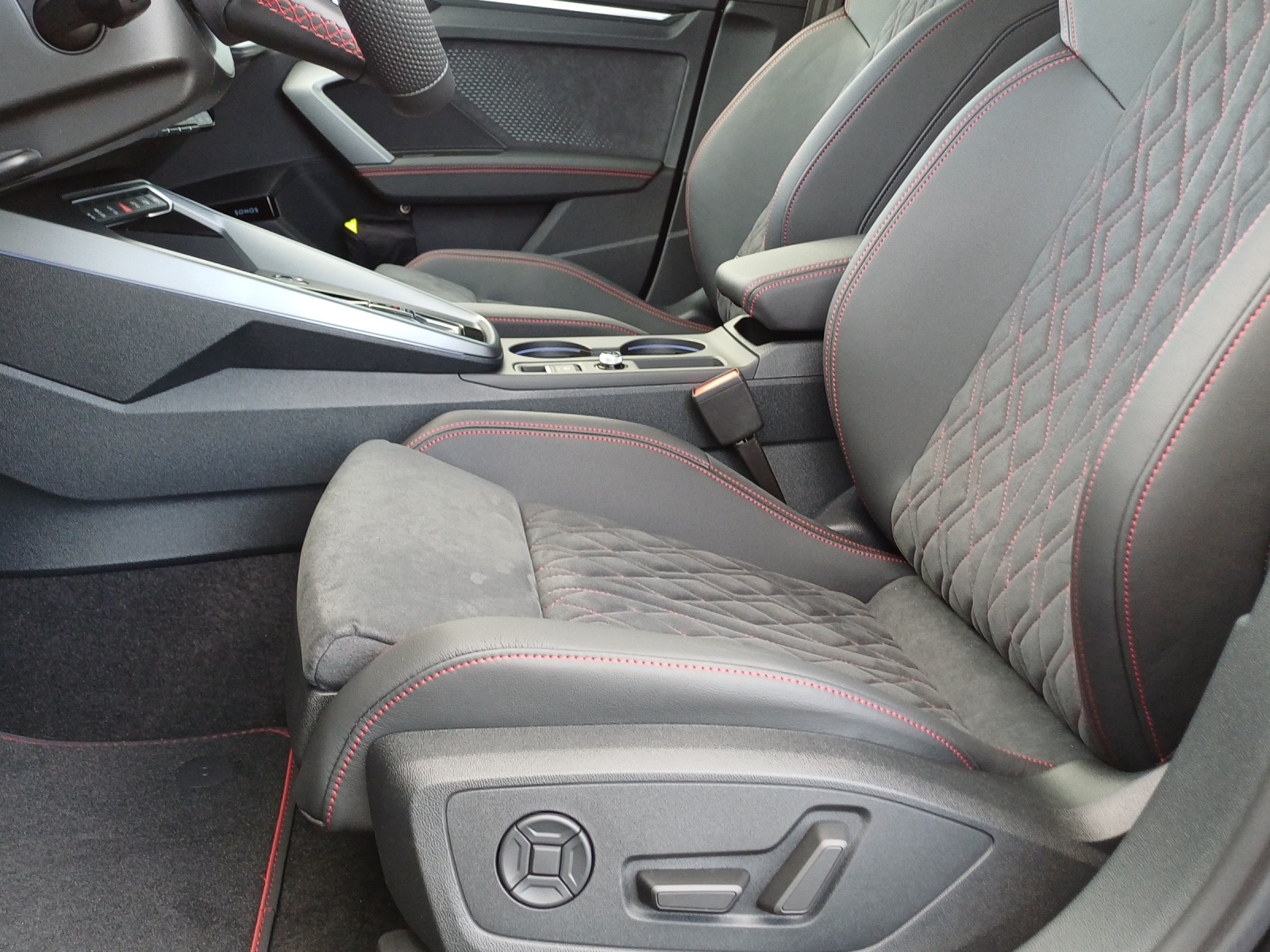 AUDI S3 Sportback TFSI quattro S-tronic-image-7