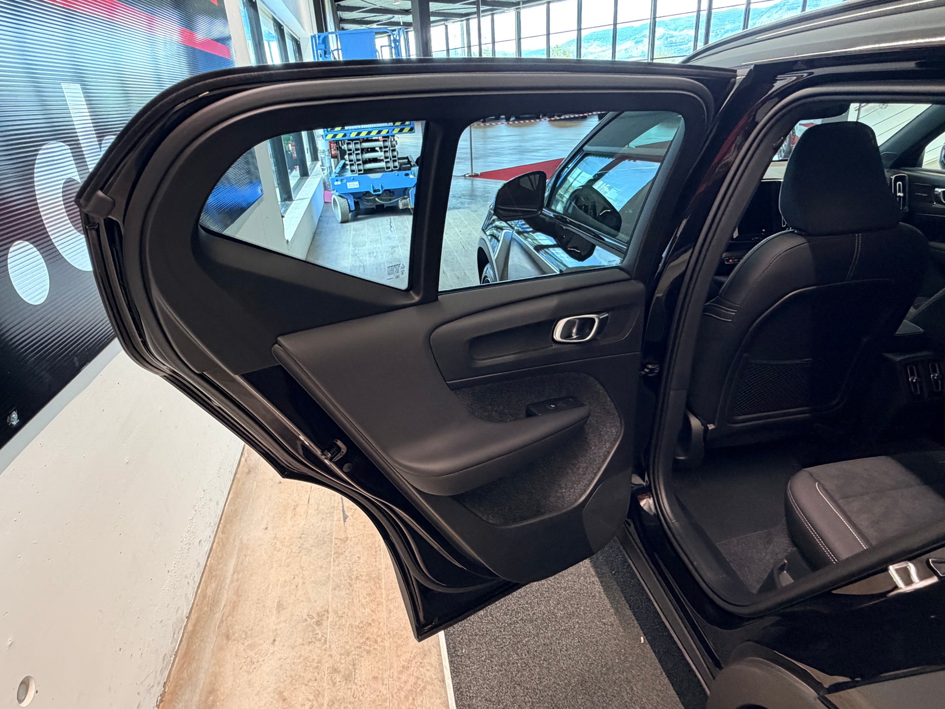 VOLVO EX40 82kWh Twin Motor AWD Ultra Black Ed.-image-17