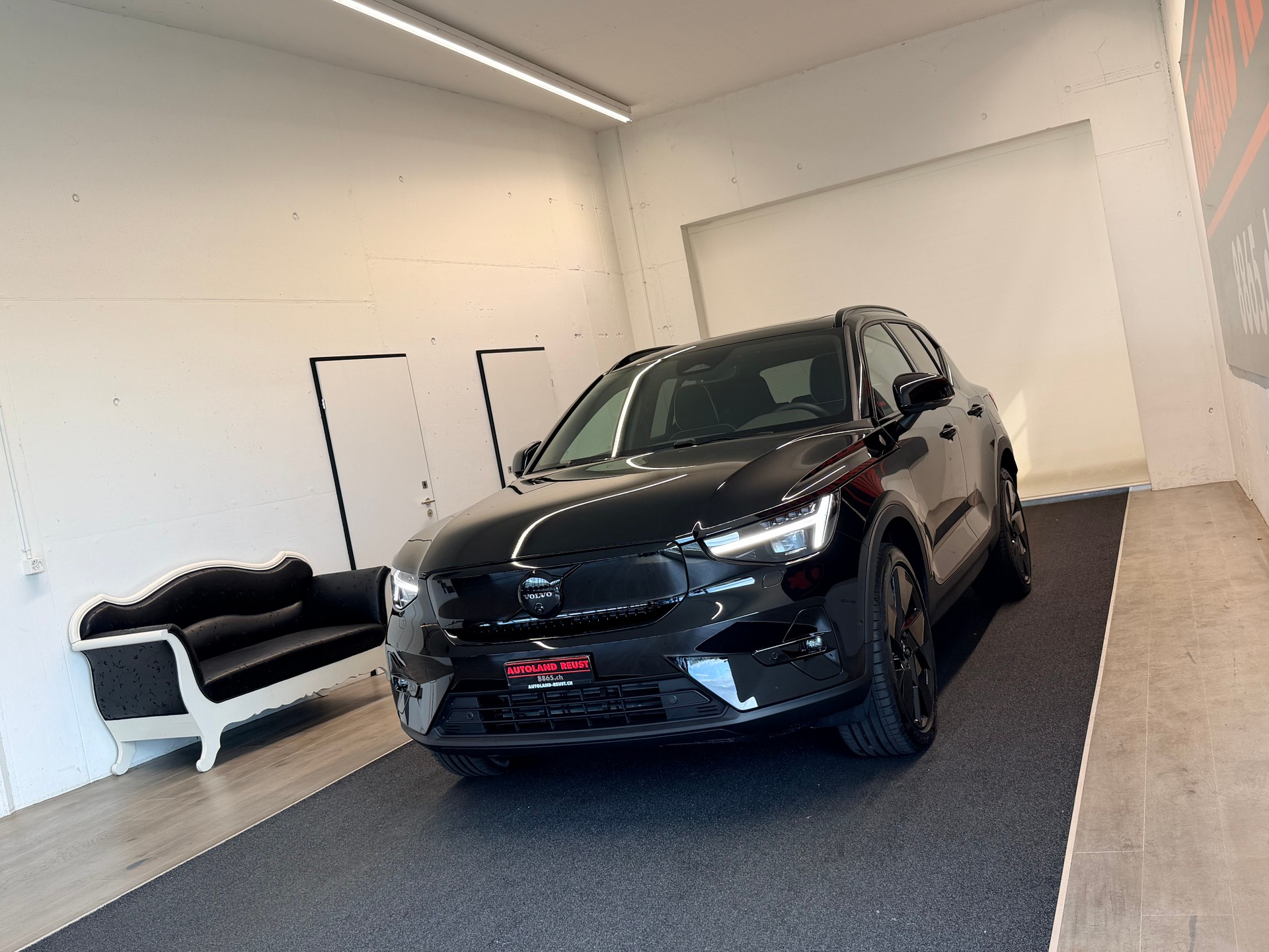 VOLVO EX40 82kWh Twin Motor AWD Ultra Black Ed.-showroom-element-2
