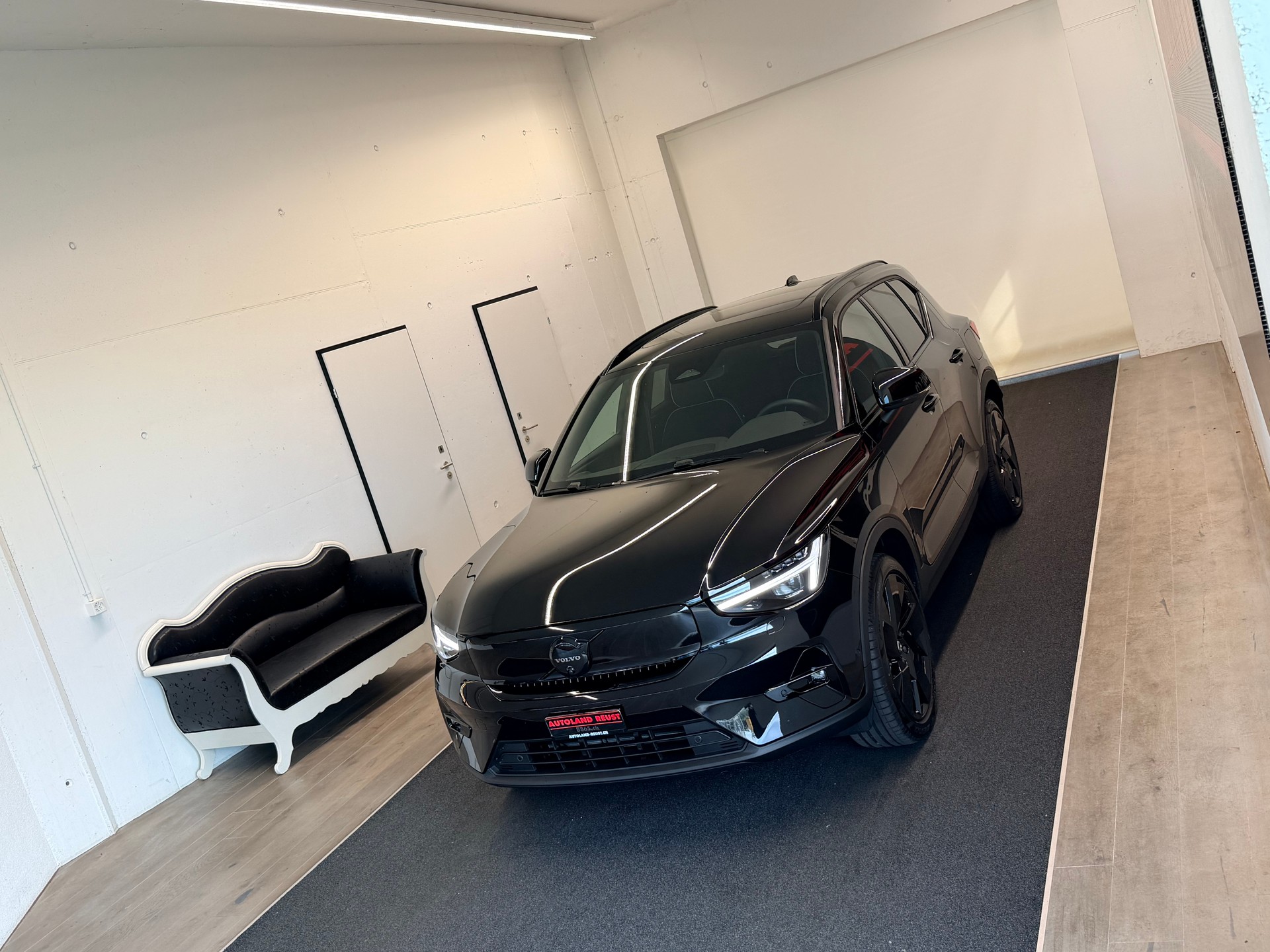 VOLVO EX40 82kWh Twin Motor AWD Ultra Black Ed.-showroom-element-3