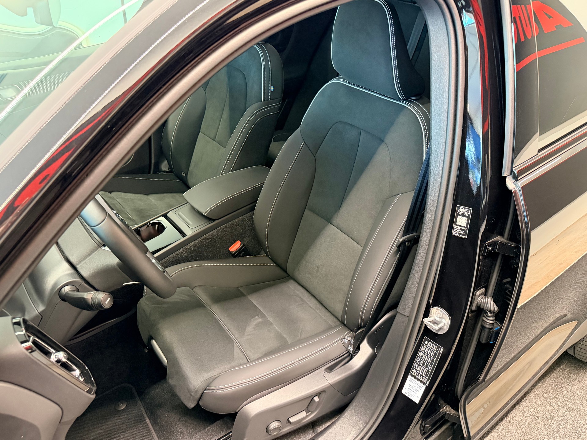 VOLVO EX40 82kWh Twin Motor AWD Ultra Black Ed.-image-14