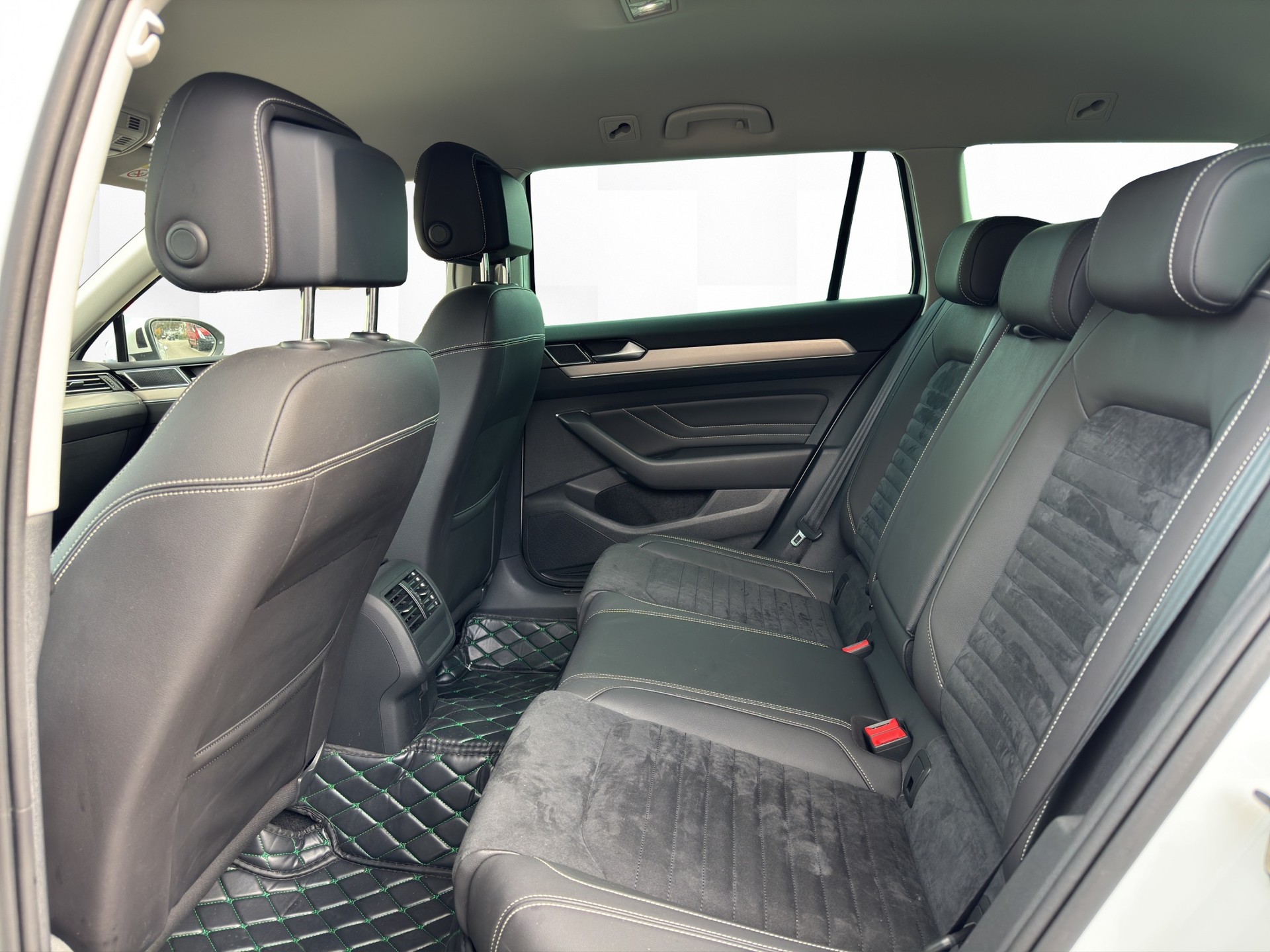 VW Passat 2.0 TDI BMT Elegance 4Motion DSG-image-11
