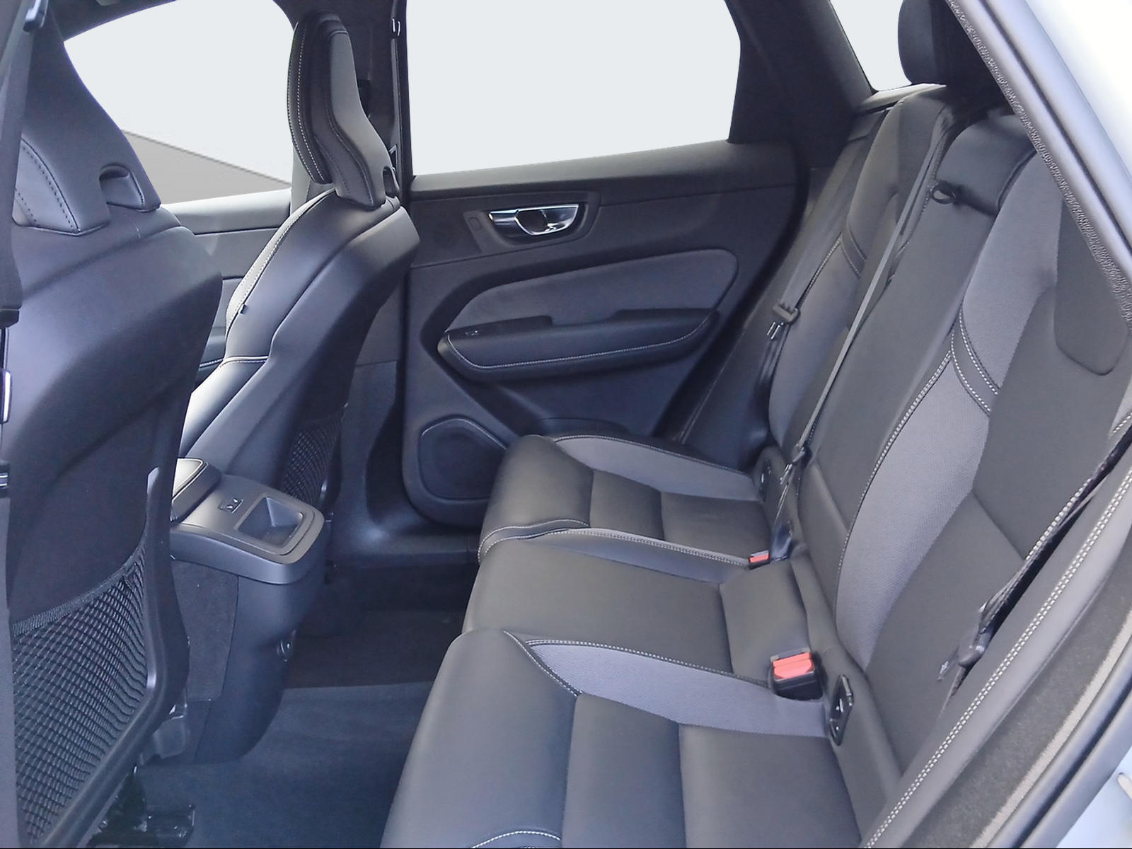VOLVO XC60 2.0 B5 MH Plus Dark AWD-image-11
