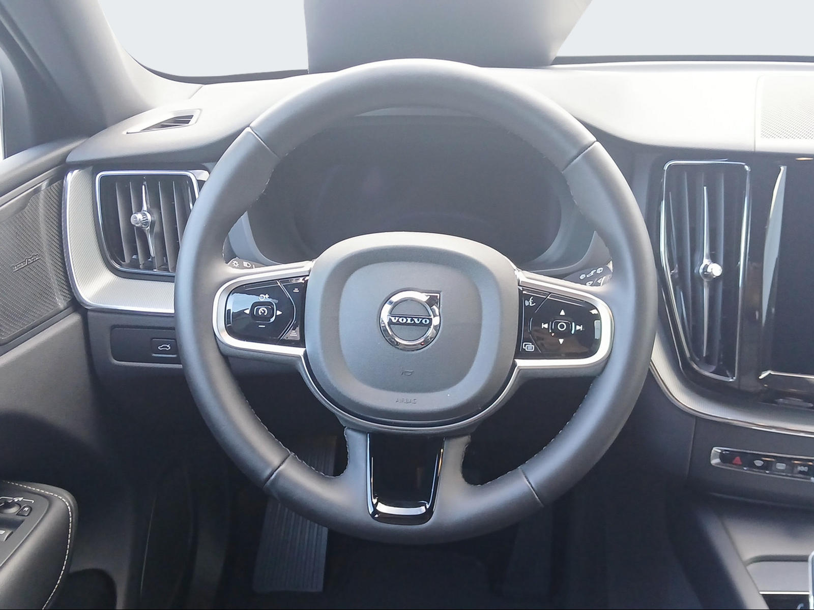VOLVO XC60 2.0 B5 MH Plus Dark AWD-image-14