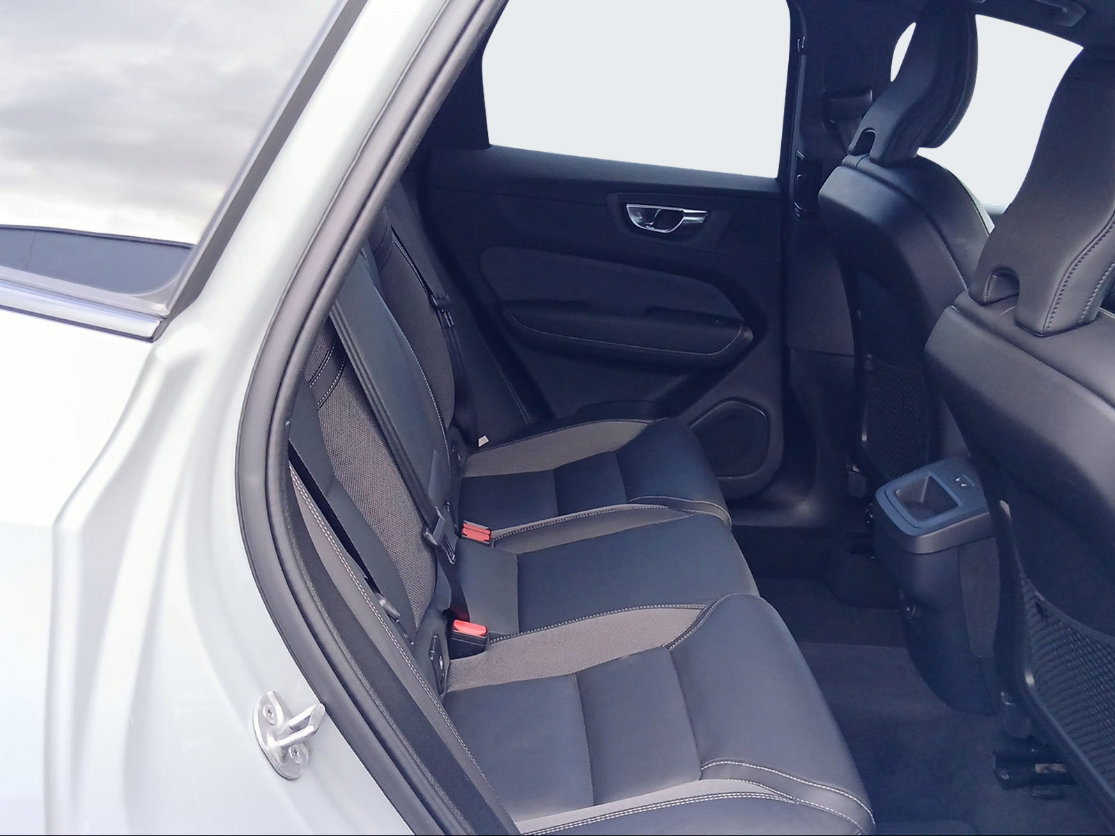 VOLVO XC60 2.0 B5 MH Plus Dark AWD-image-12