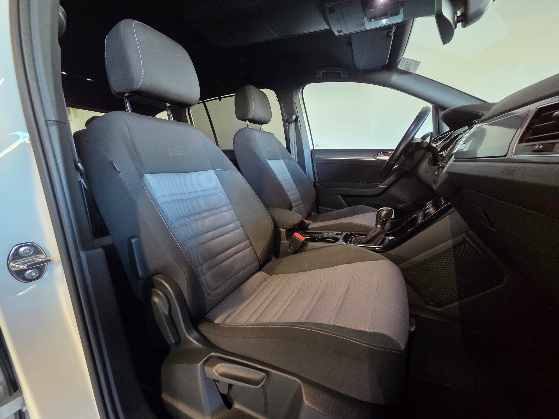 VW Touran 2.0 TDI R-Line DSG 7-Plätzer-image-11