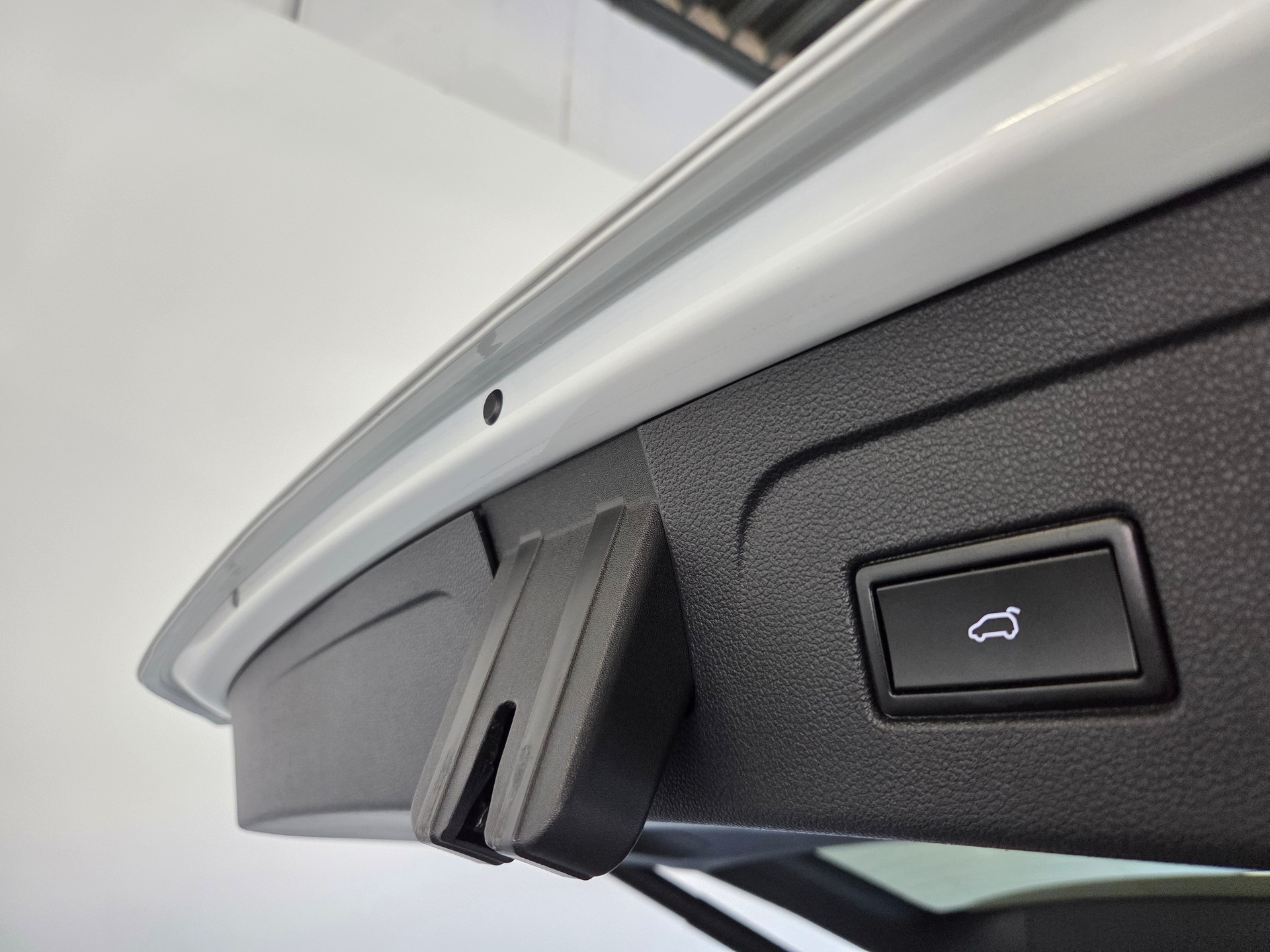 VW Touran 2.0 TDI R-Line DSG 7-Plätzer-image-23