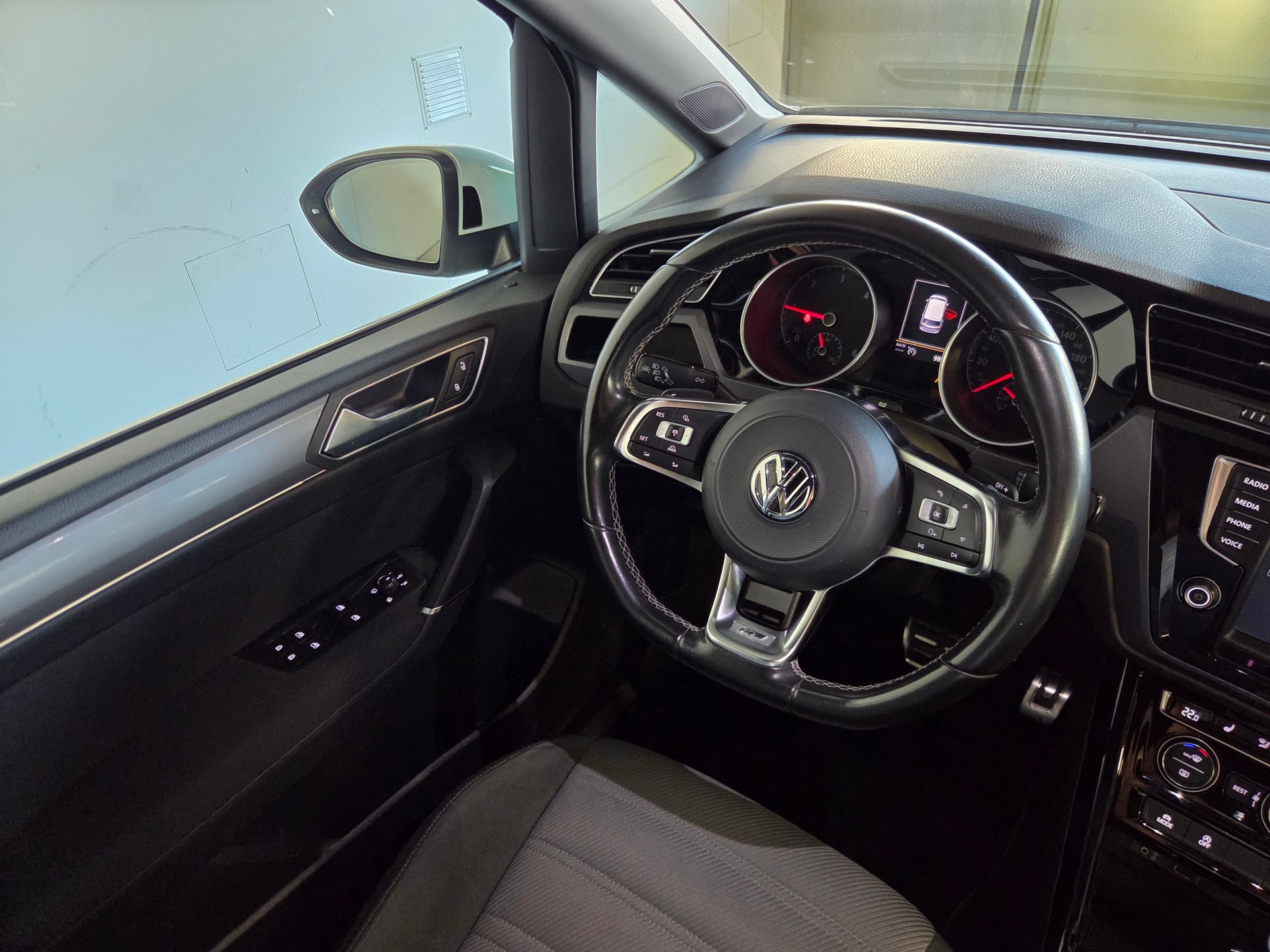 VW Touran 2.0 TDI R-Line DSG 7-Plätzer-image-15